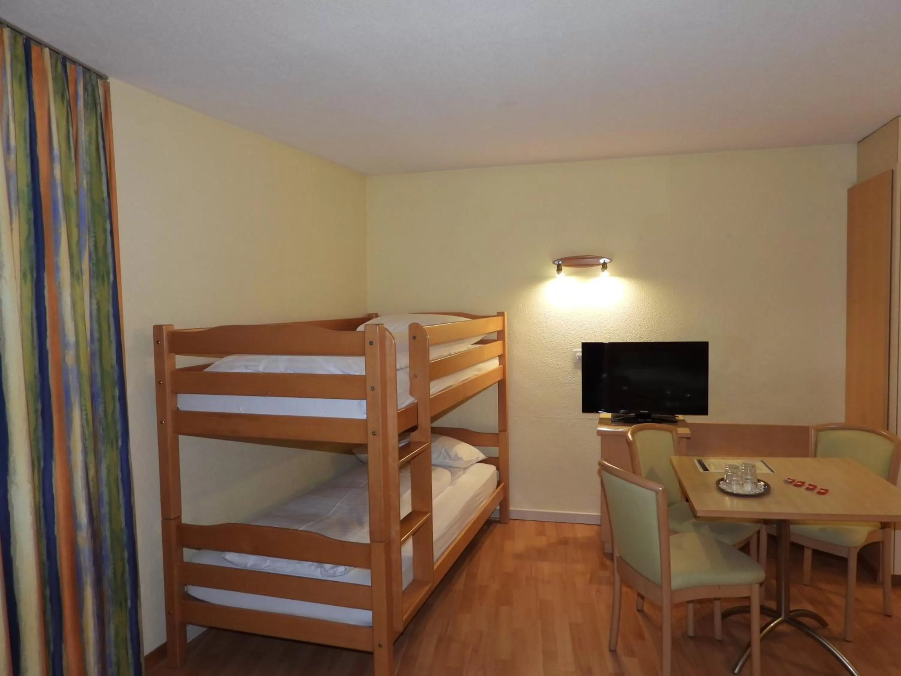 Bed in Hotel Sherlock Holmes & Khana Restaurant "nur 200 m zur Gondelbahn Hasliberg"