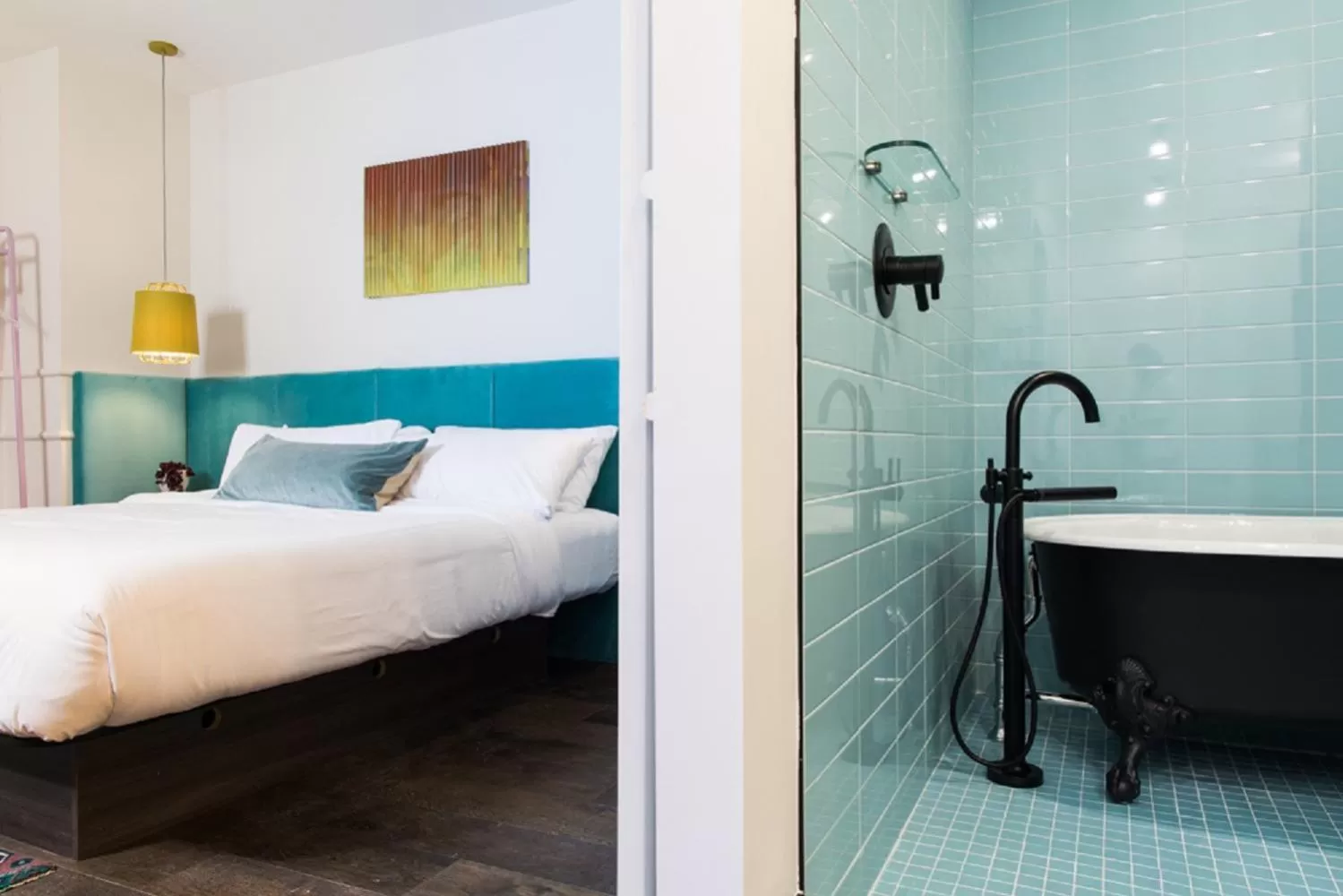 Shower, Bed in The Russell