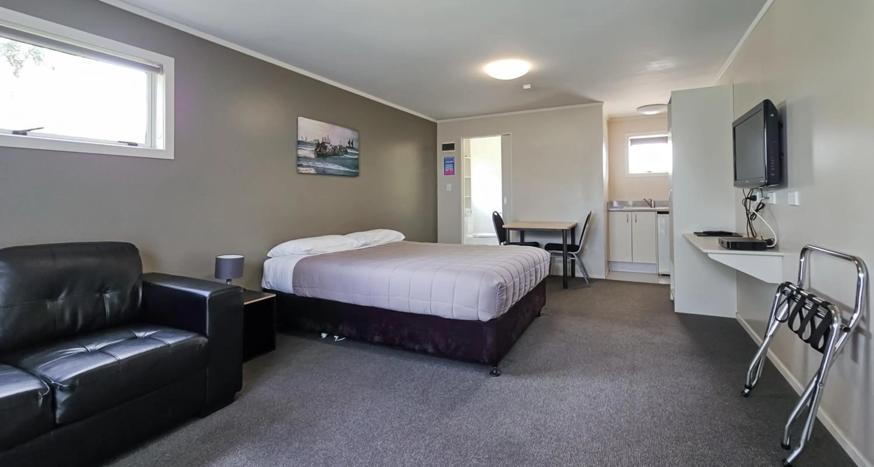 Bed in Captain Cook Motor Lodge