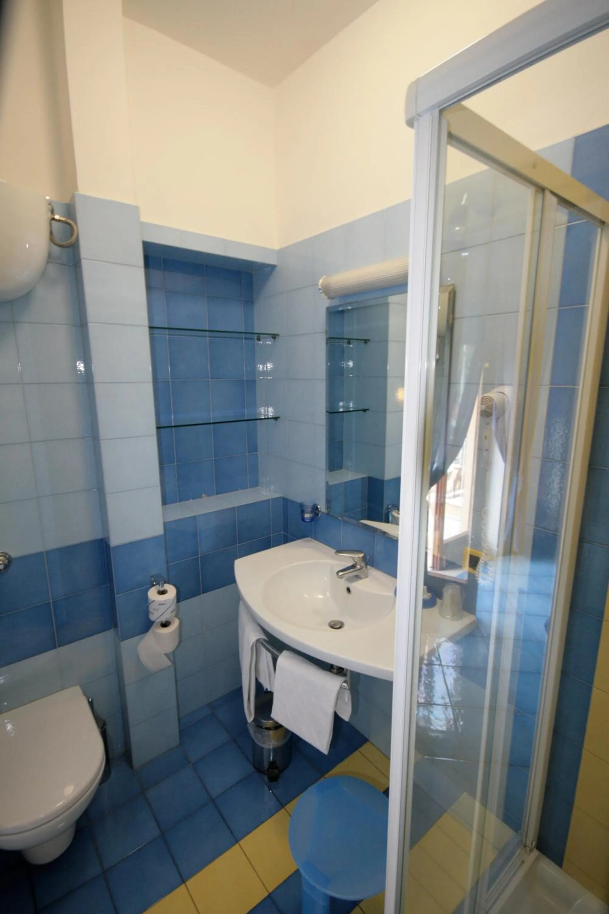 Bathroom in Hotel Leone