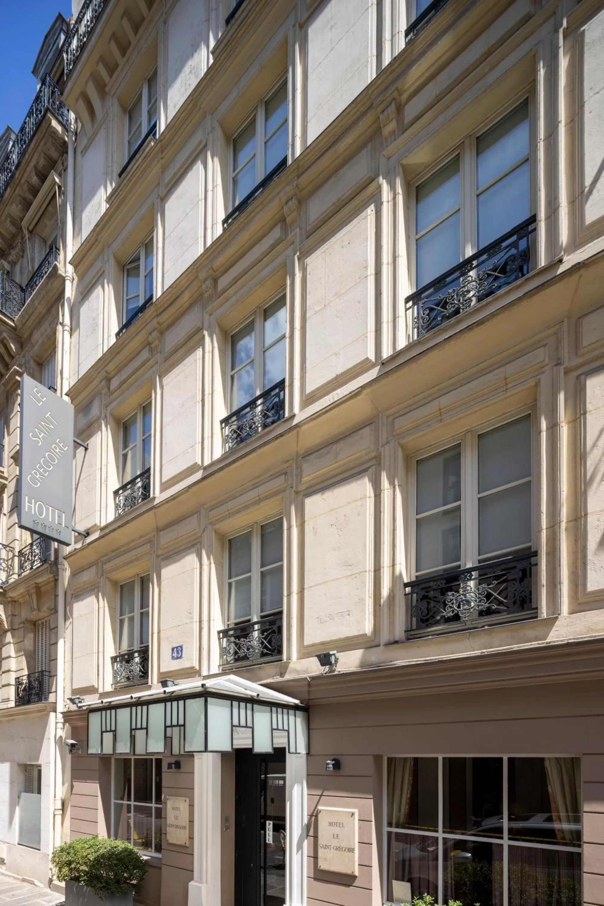 Property building in Hôtel Le Saint Gregoire