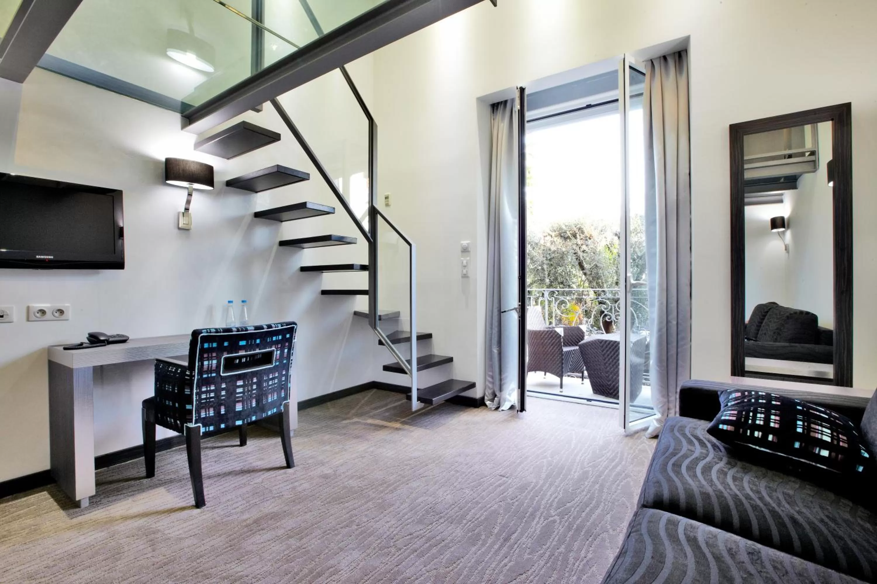 Pool view in GOLDEN TULIP CANNES HOTEL de PARIS