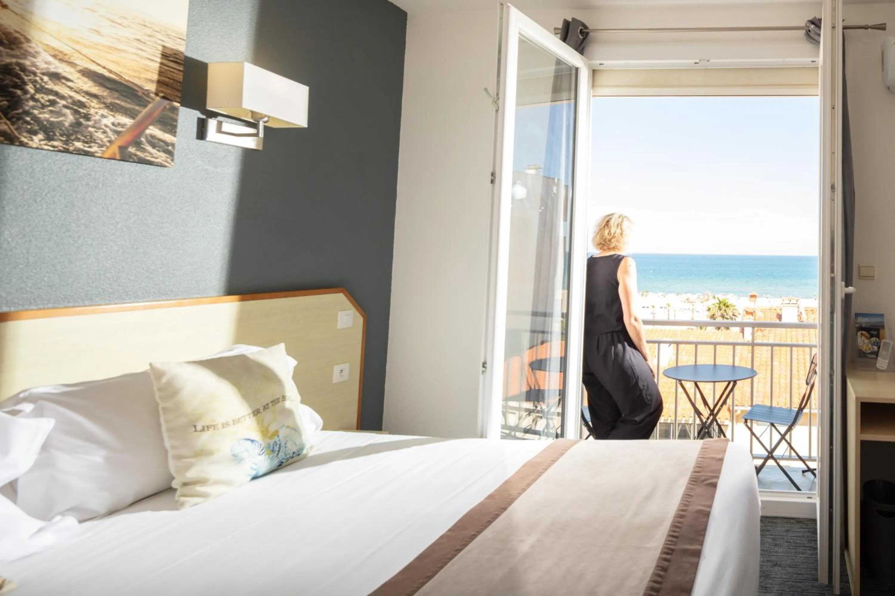 Bedroom, Bed in Le Regina Hôtel et restaurant Canet-plage