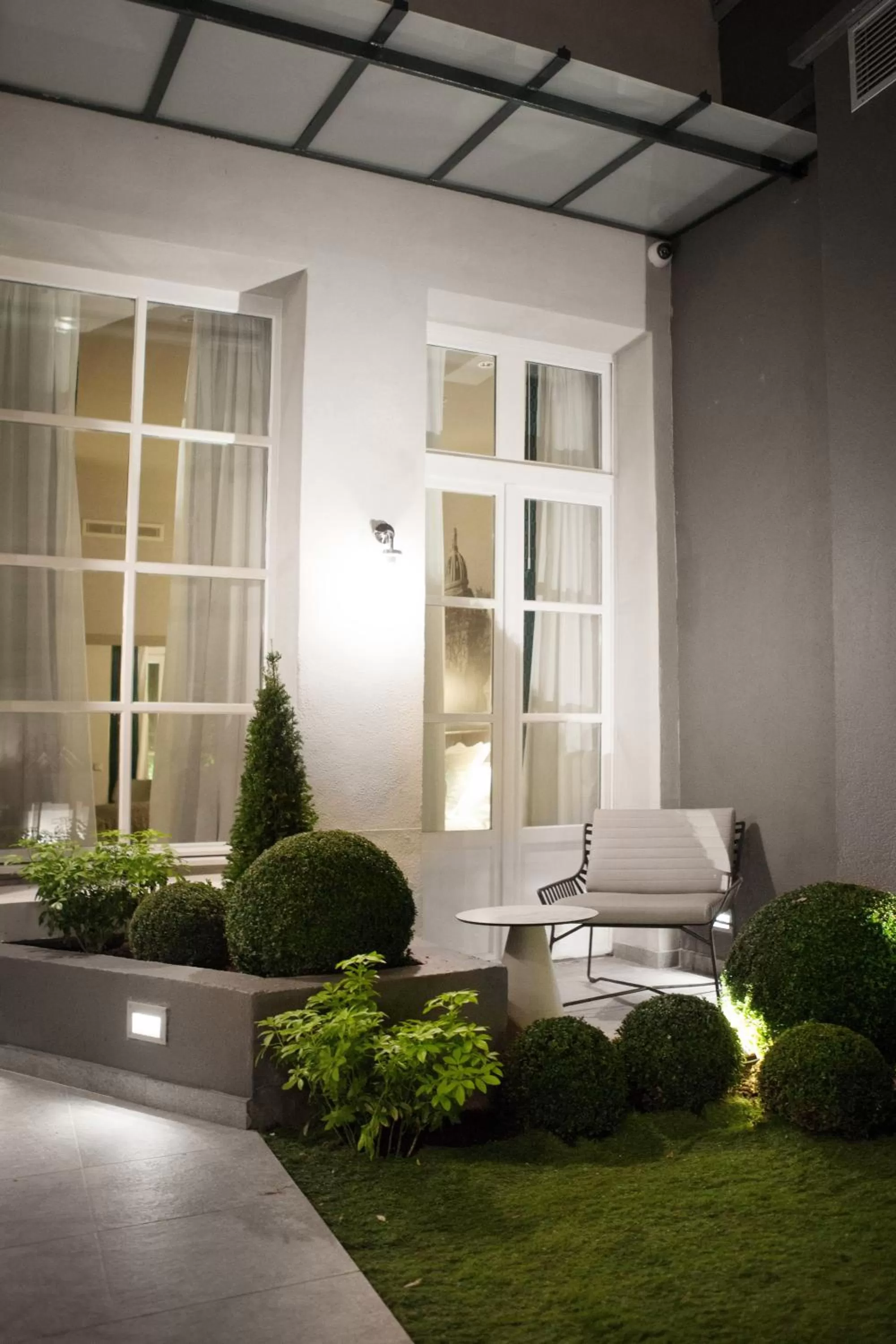 Patio in Hotel La Lanterne & Spa By Timhotel