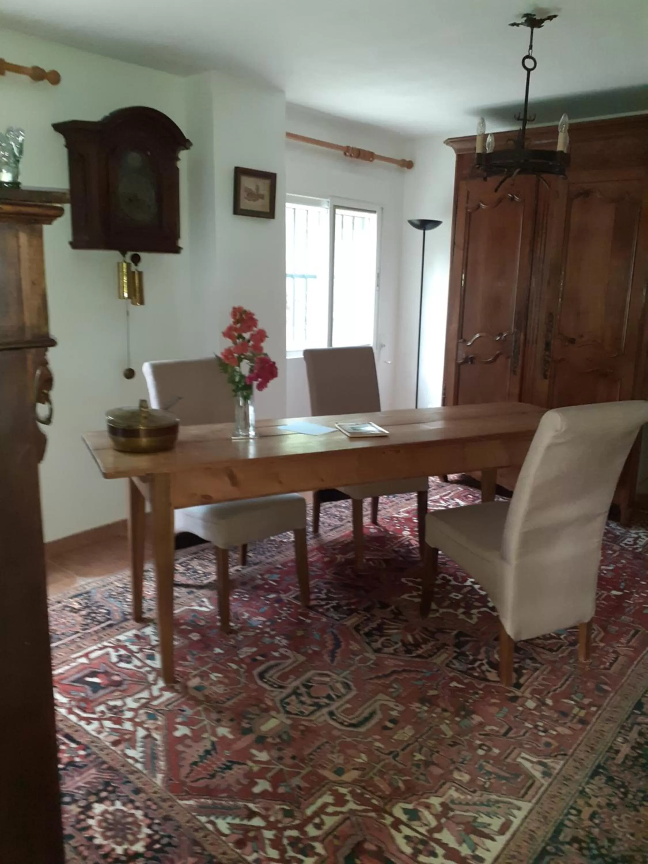Dining area, TV/Entertainment Center in Casa Loro Loco B&B