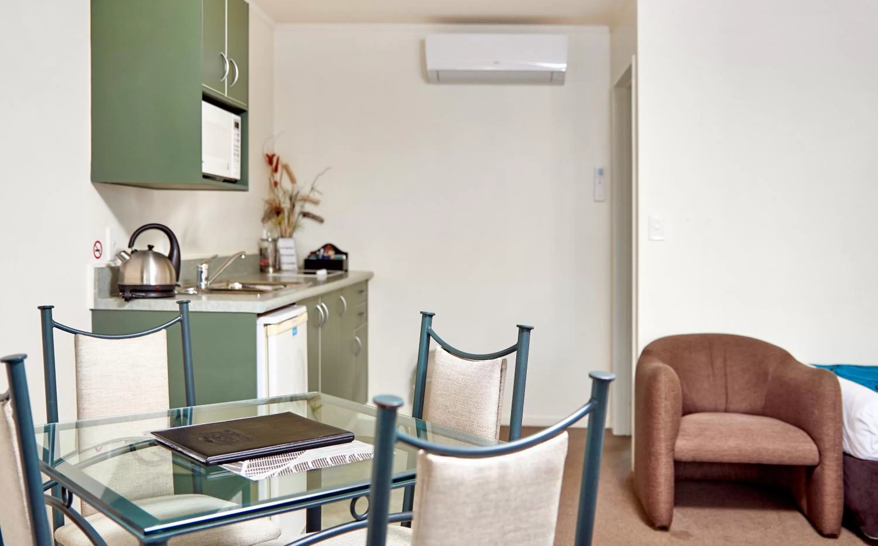 Kitchen or kitchenette in Barringtons Motor Lodge