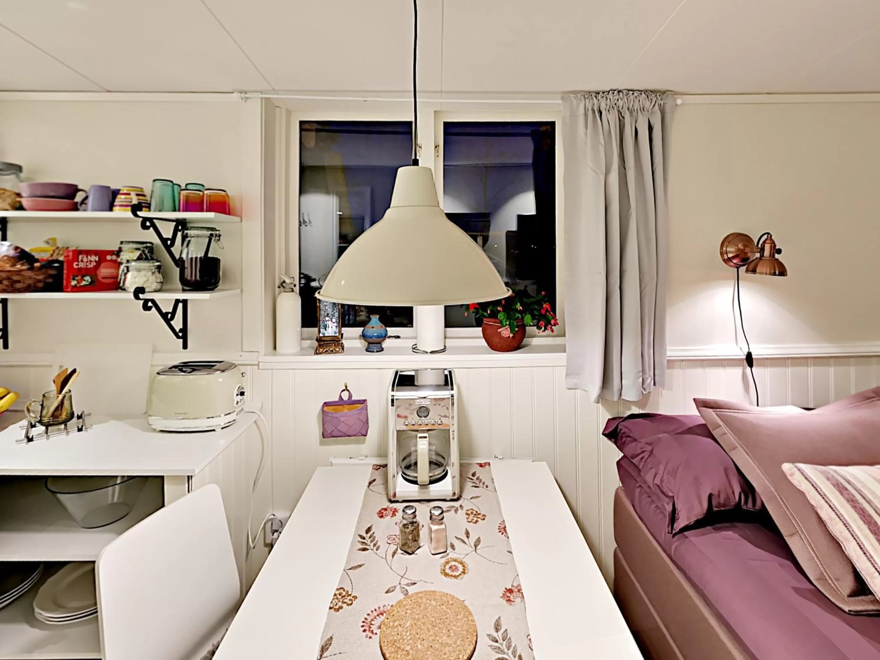 Dining area, Bed in Woodstock B&B & Studio Apartments