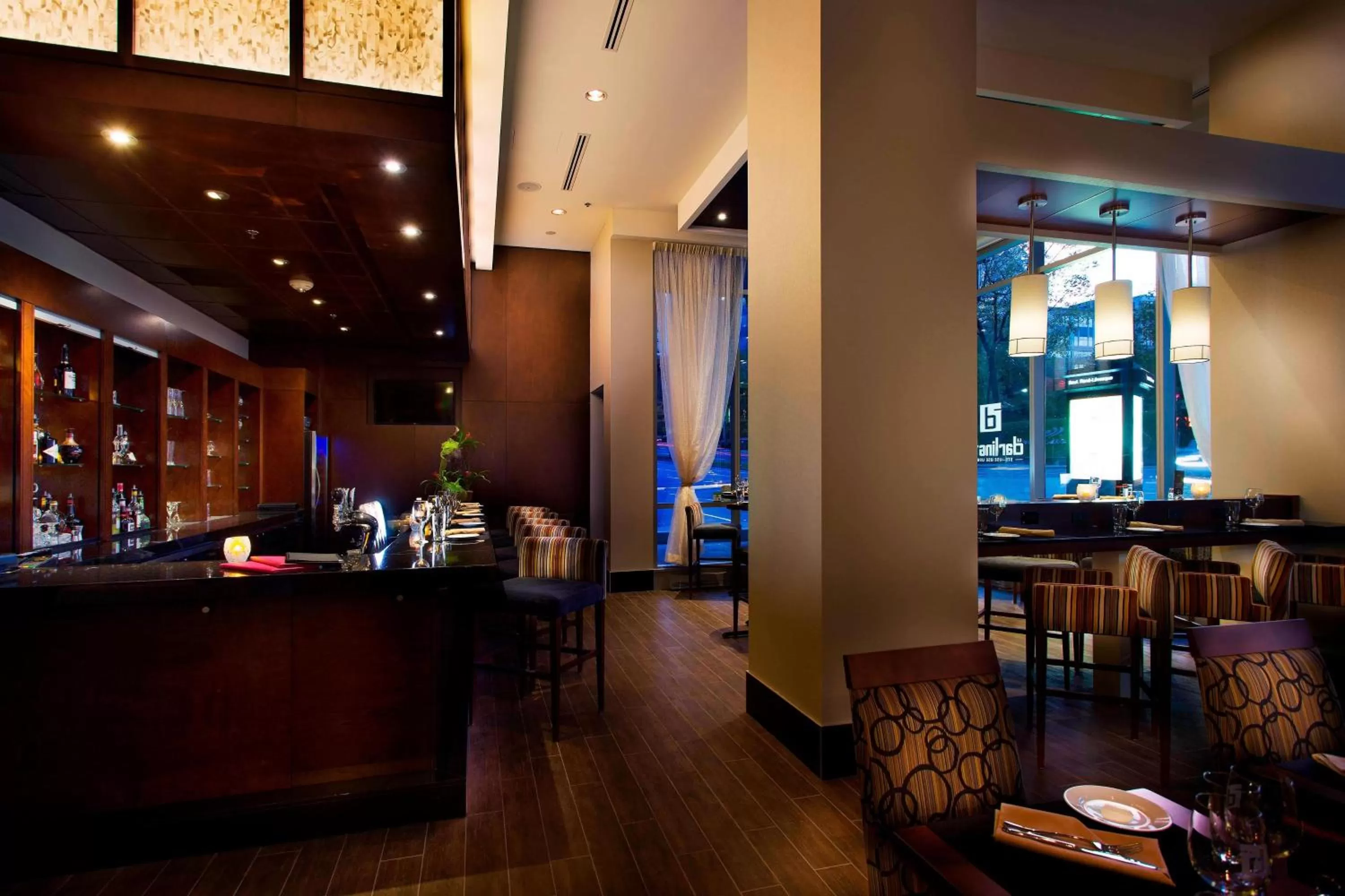 Lounge or bar in Courtyard par Marriott Montréal Centre-ville