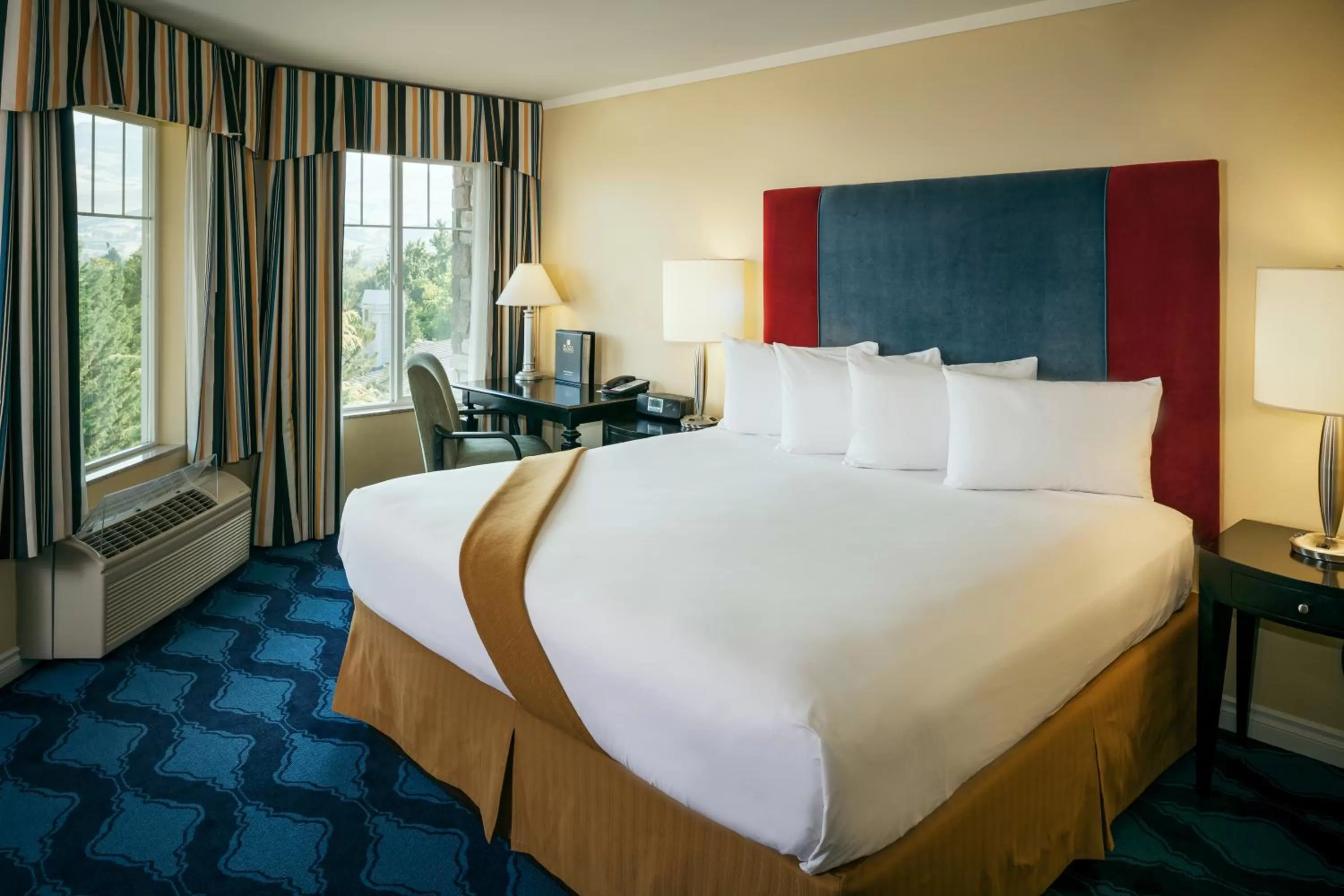 Photo of the whole room, Bed in Plaza Inn & Suites at Ashland Creek