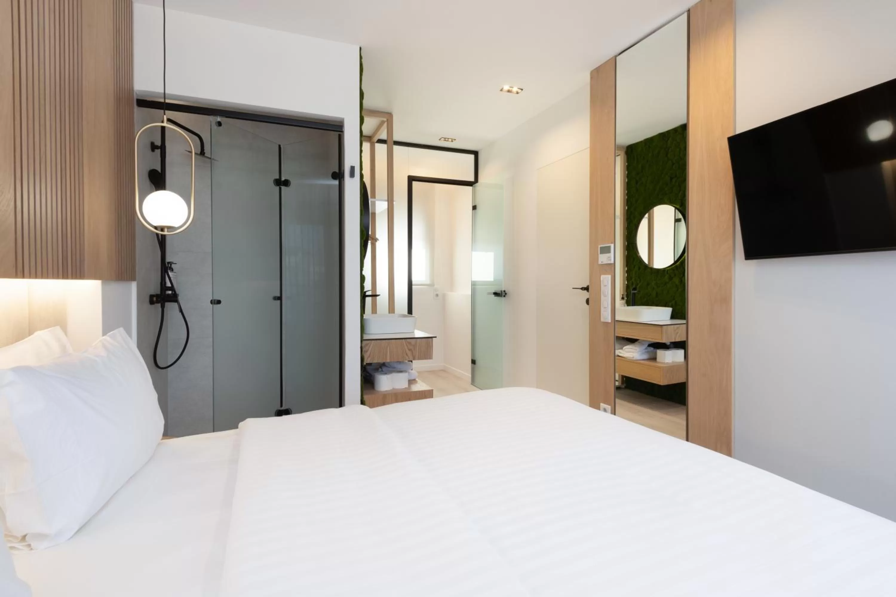 Shower, Bed in Incanto Boutique Suites - Neos Kosmos