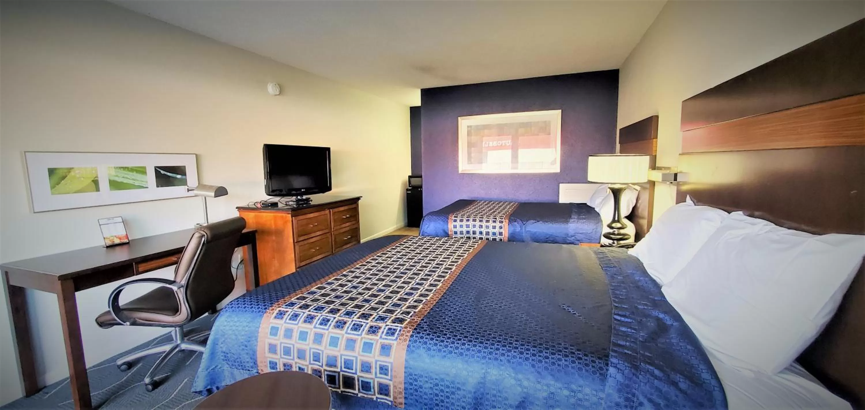 Bedroom, Bed in Economy 7 Inn- Newport News