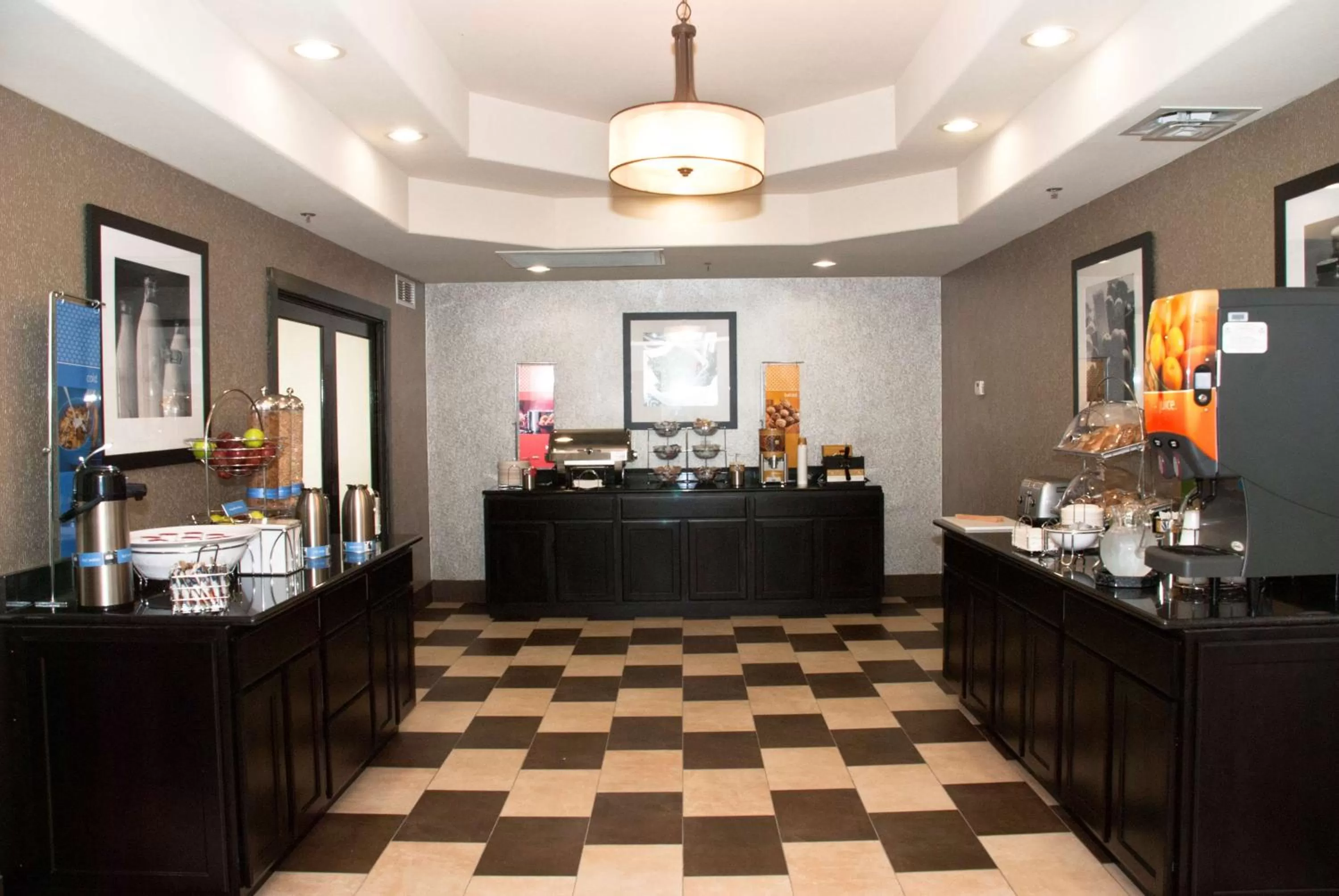 Dining area in Hampton Inn Maumelle