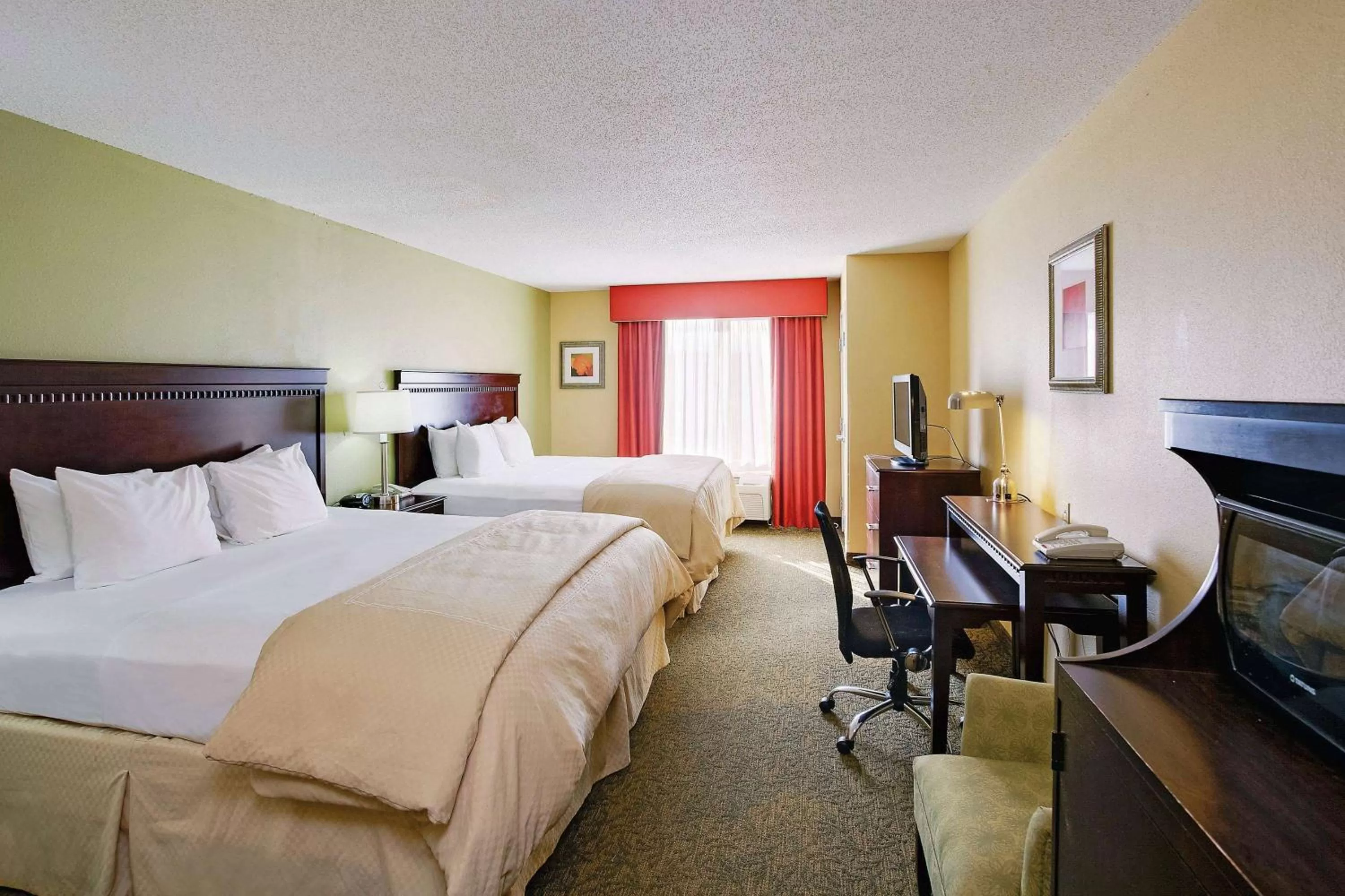 Photo of the whole room, Bed in La Quinta by Wyndham Richmond - Kings Dominion