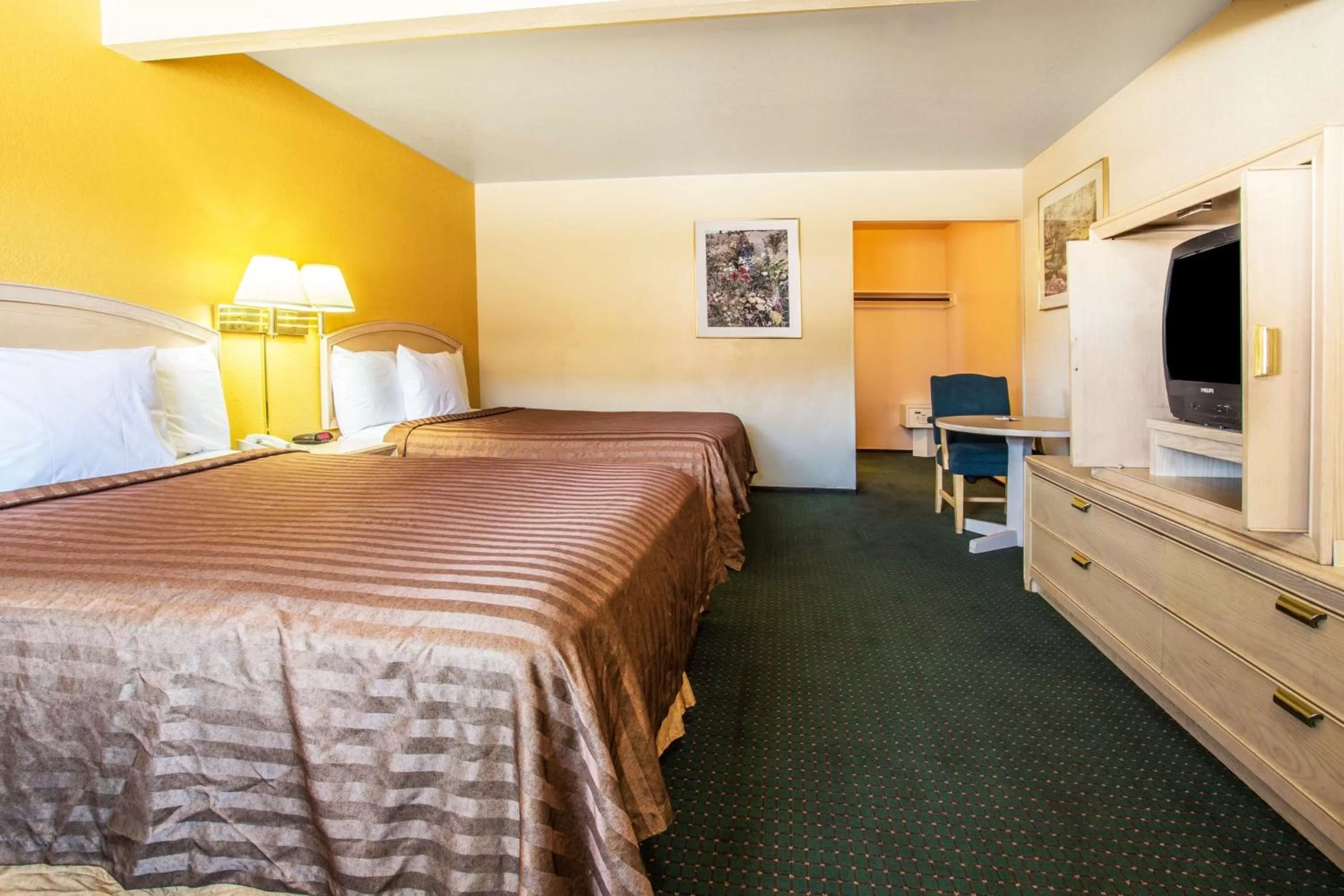 Queen Room with Two Queen Beds and Pool View - Non-Smoking in Travelodge by Wyndham Turlock