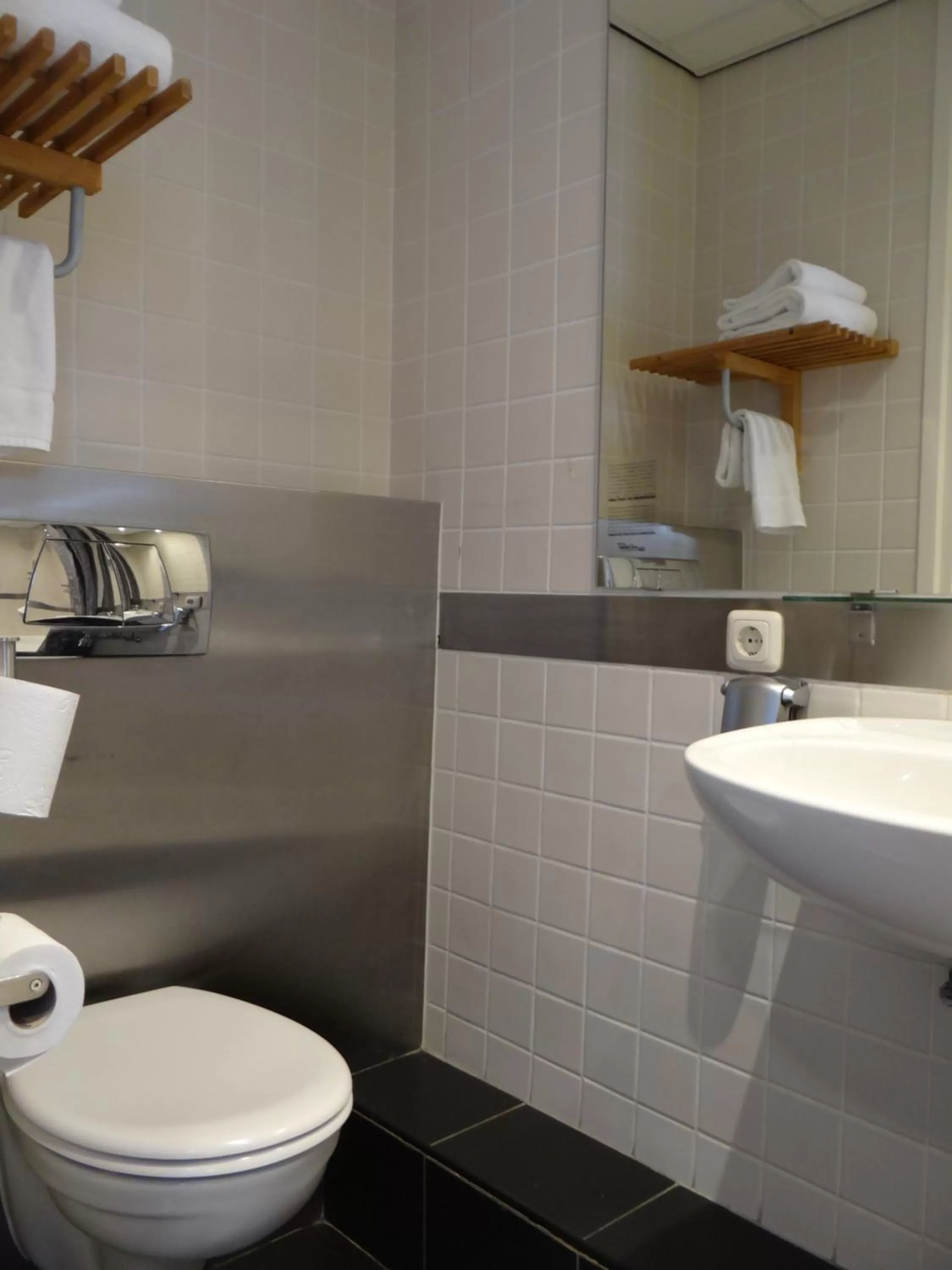 Bed, Bathroom in Tulip Inn Heerlen City Centre