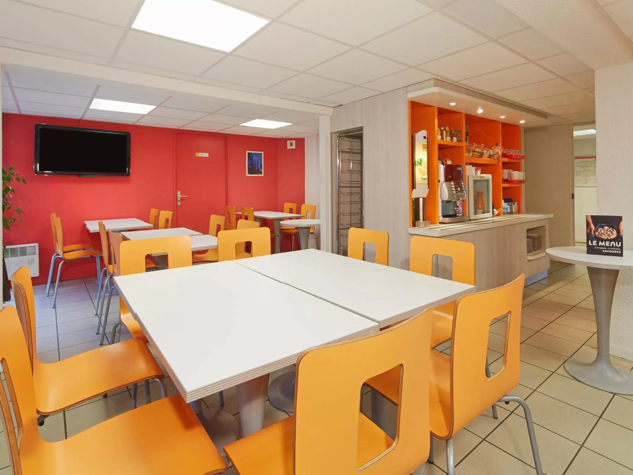 Communal lounge/ TV room in Premiere Classe Blois Nord