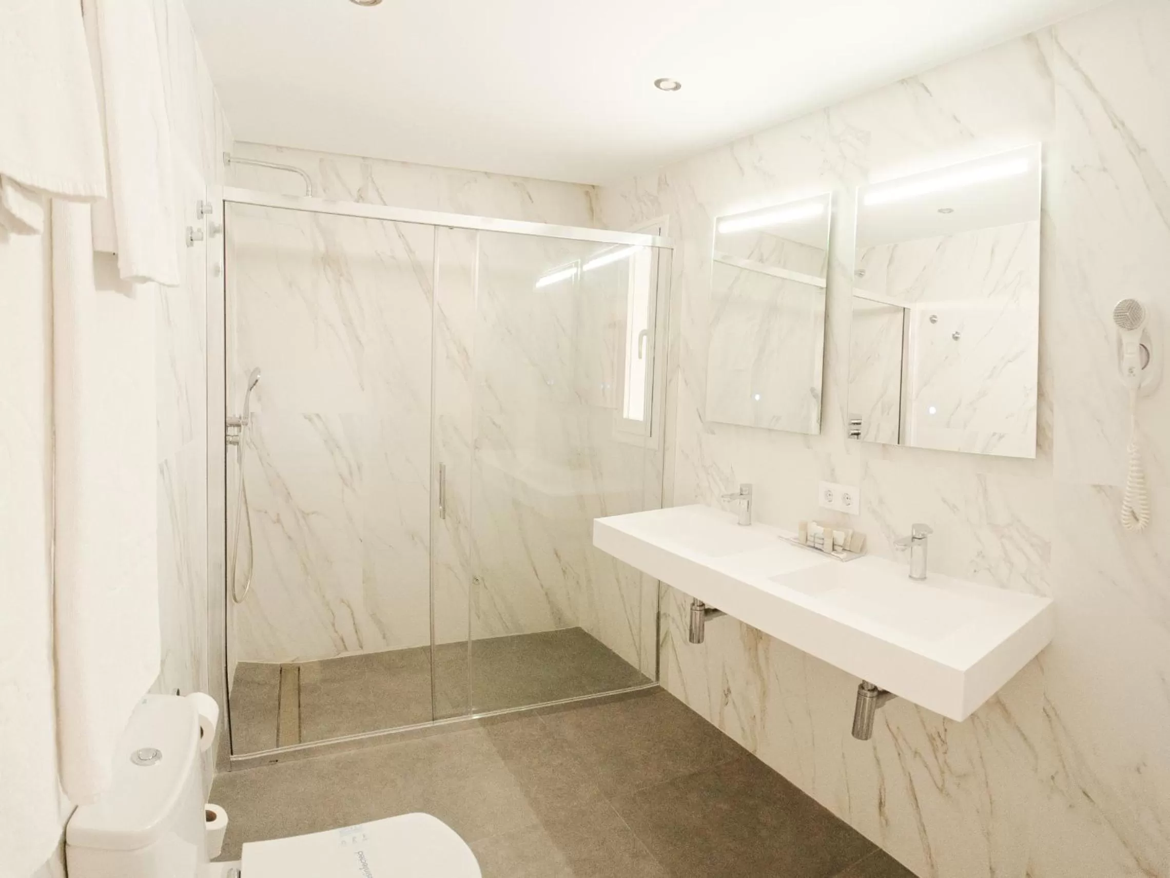 Bathroom in Hotel Pasarela