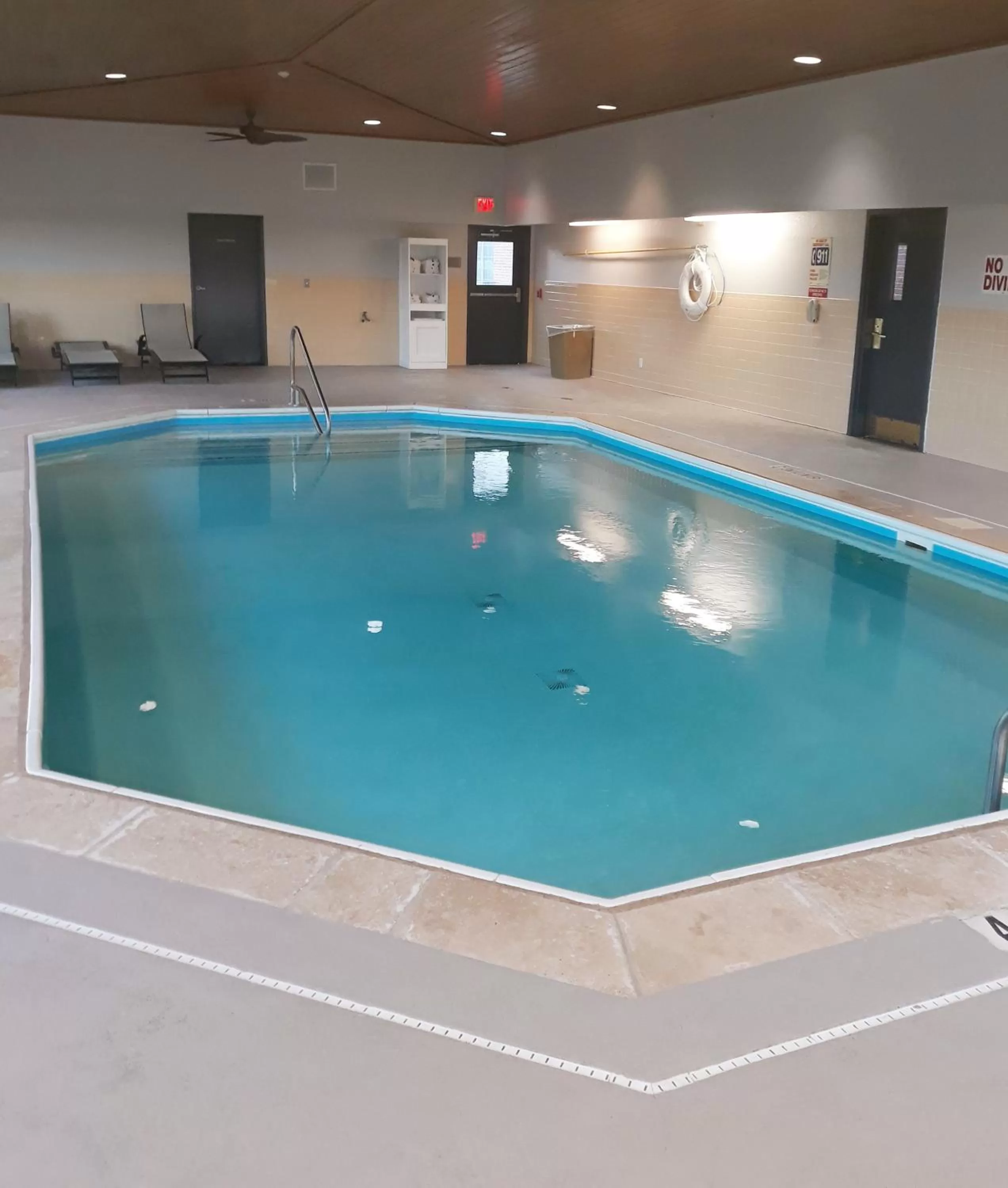 Swimming pool in Country Inn & Suites by Radisson, DFW Airport South, TX