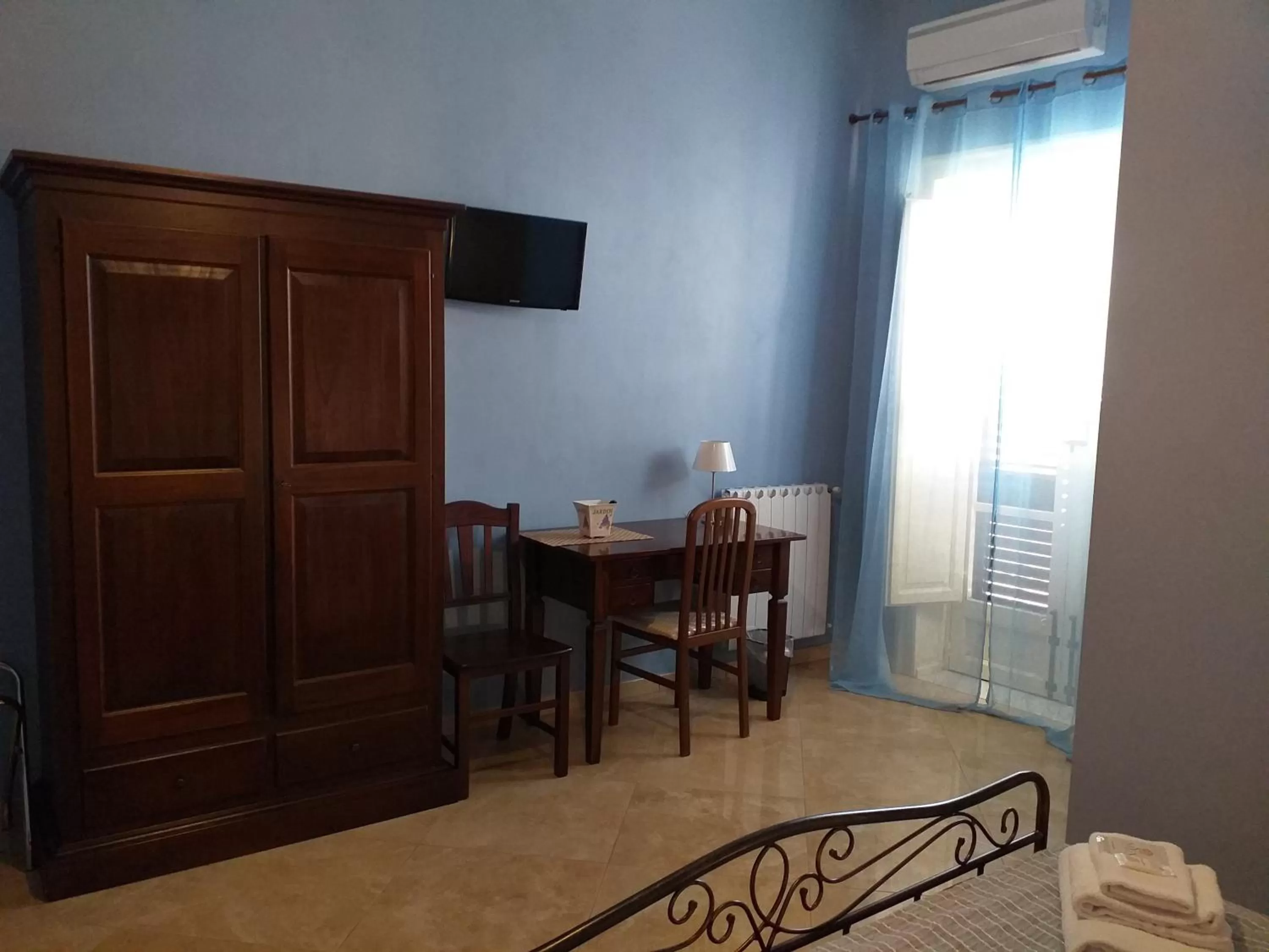 Bedroom, TV/Entertainment Center in B&B Batarà - "La Terrazza del Centro"