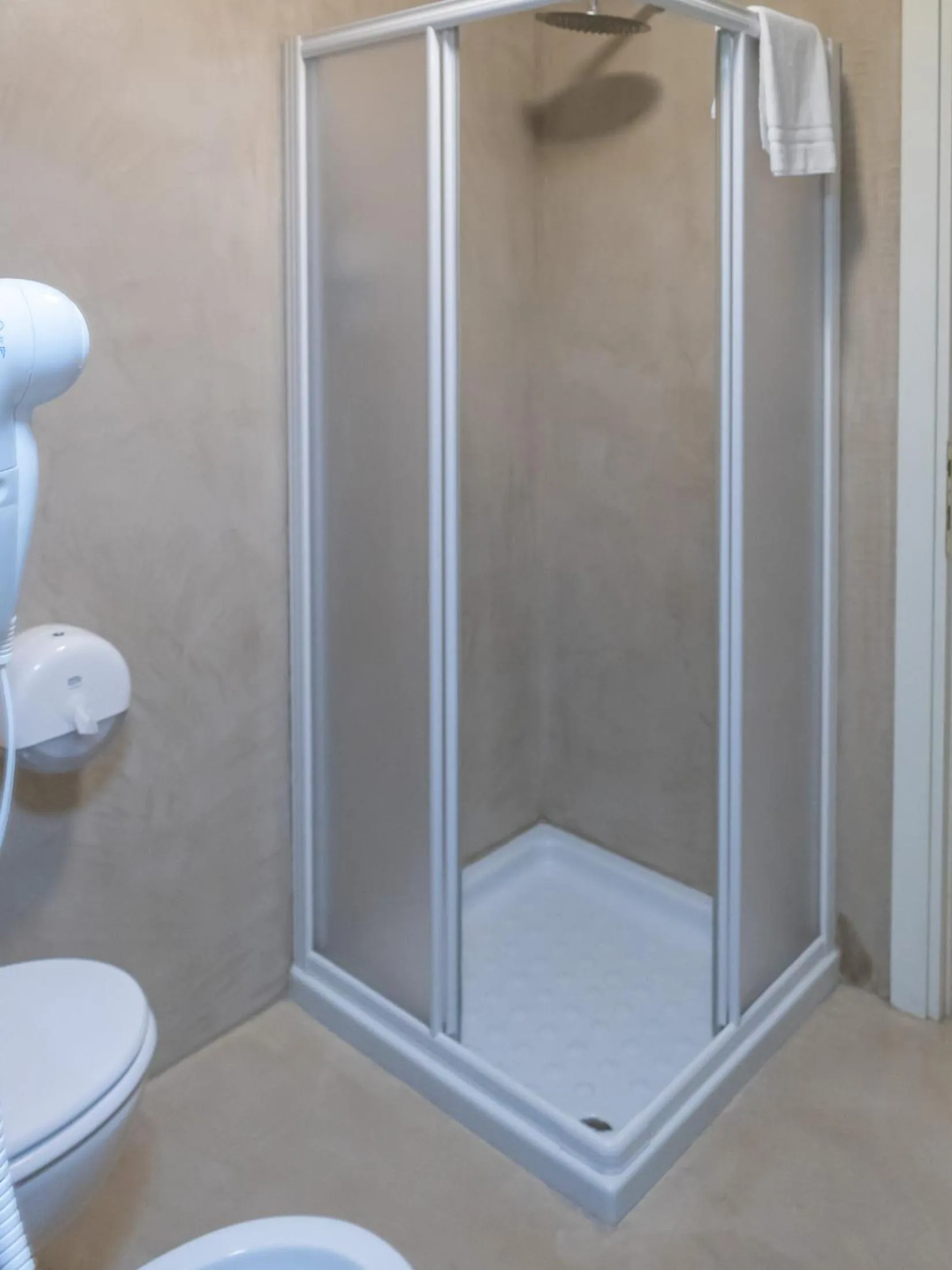 Shower in Hotel Venezia Park - ENJOY HOLIDAY