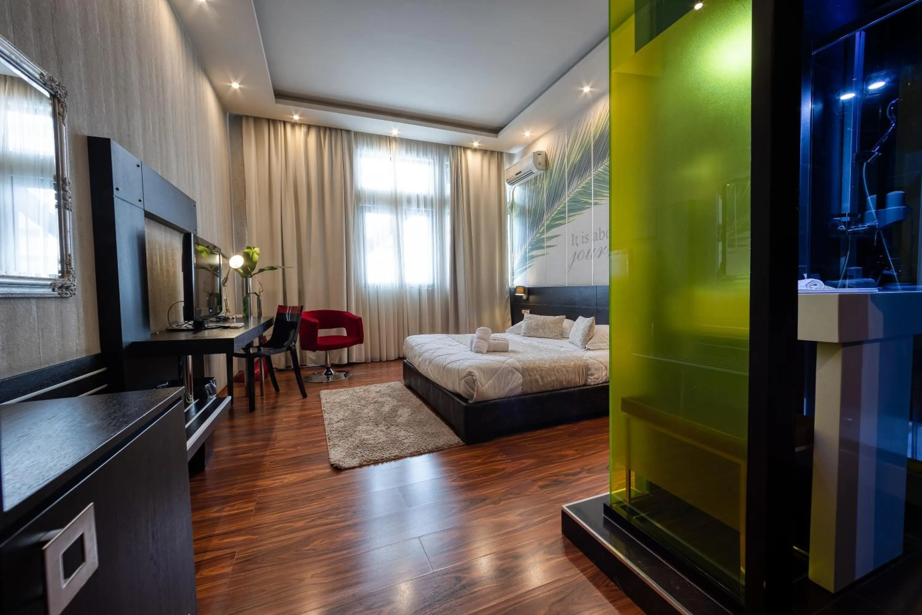 Photo of the whole room, Bed in Gallery Art Hotel