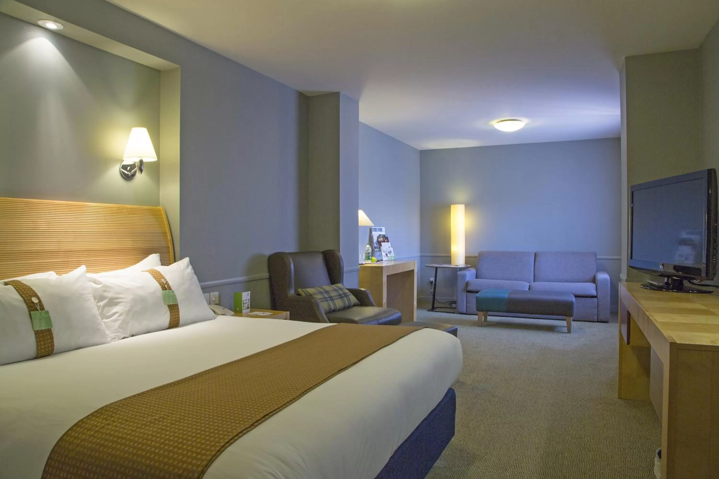 Bed in Holiday Inn Guildford by IHG
