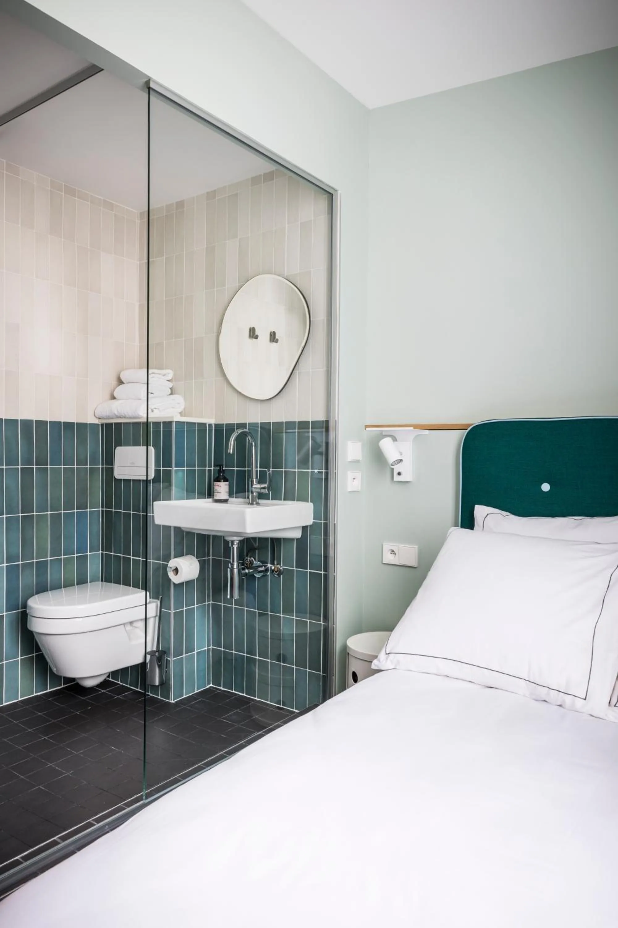 Bathroom, Bed in Hôtel AMI - Orso Hotels