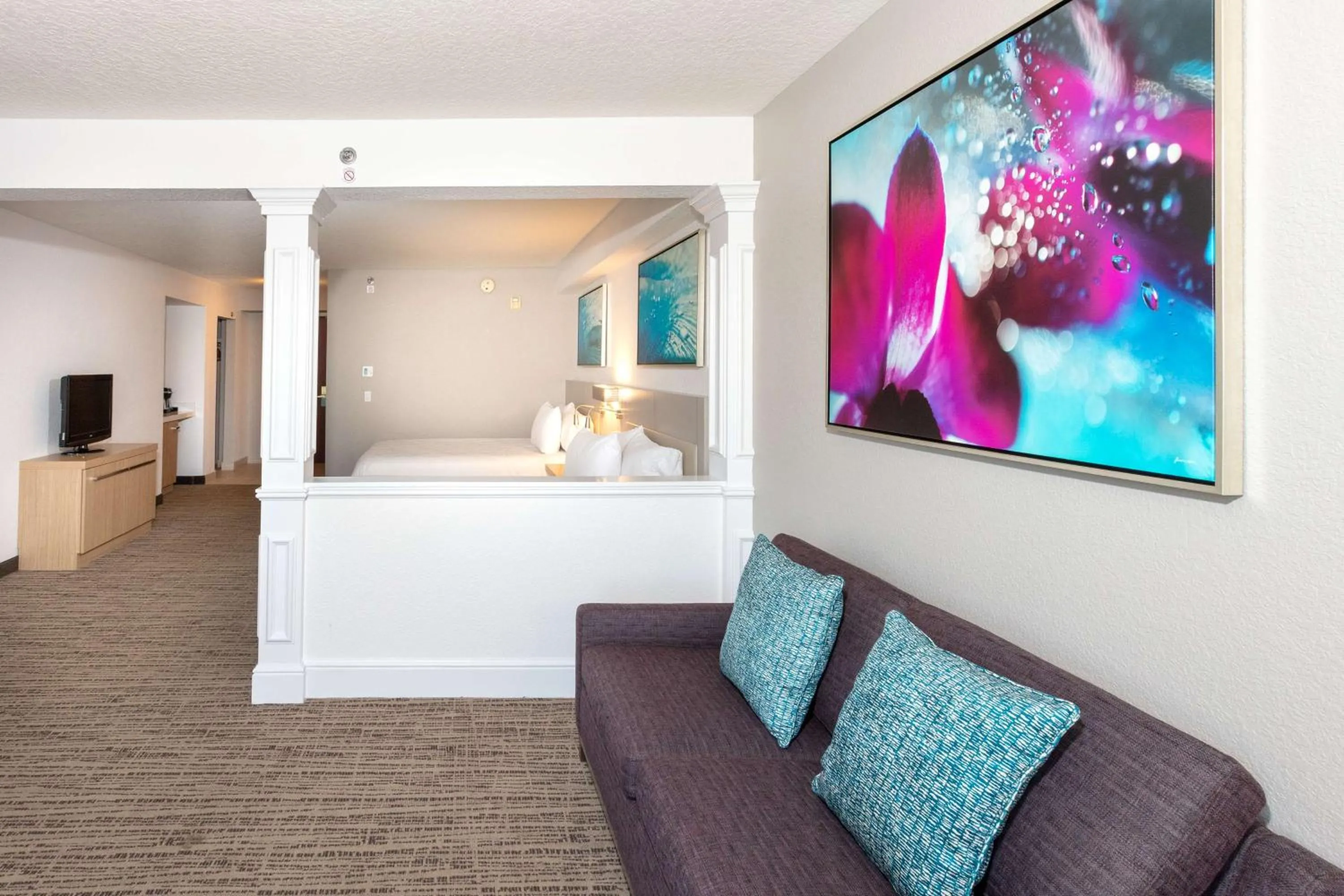 Living room, Bed in Hilton Garden Inn Daytona Beach Airport