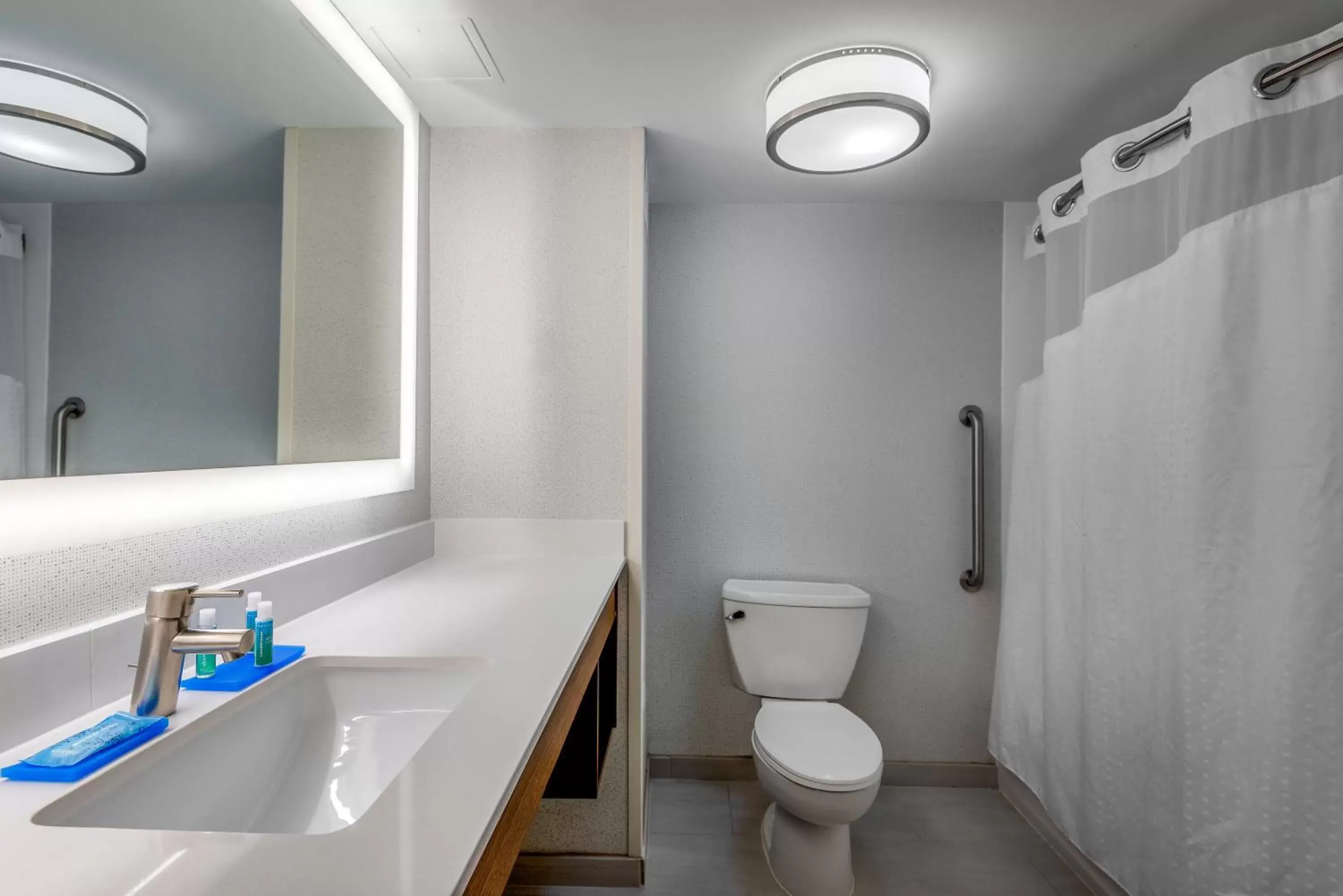 Standard King Room in Holiday Inn Express Chapel Hill by IHG Standard King Room in Holiday Inn Express Chapel Hill by IHG