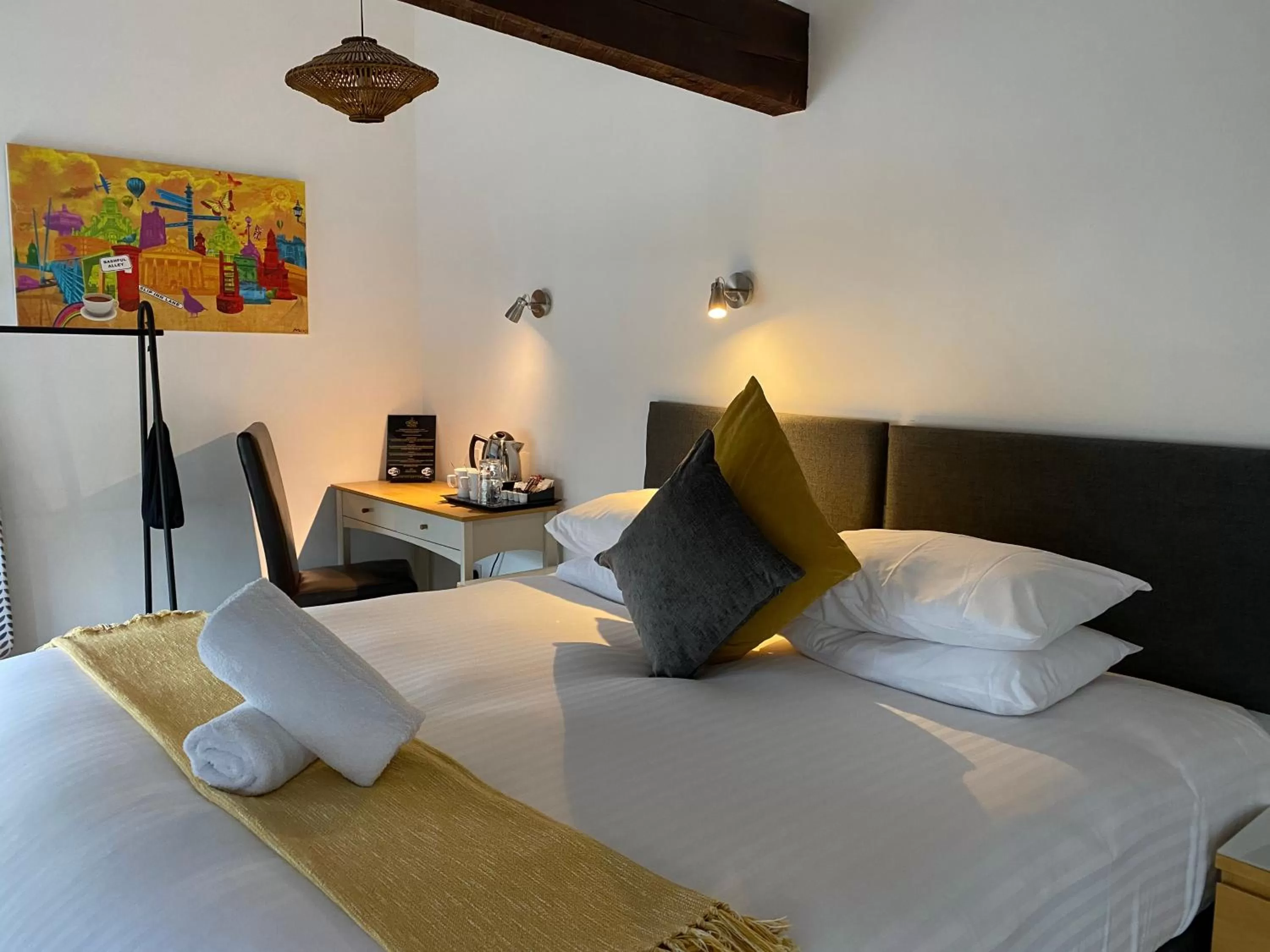 Bedroom, Bed in Crows Hotel