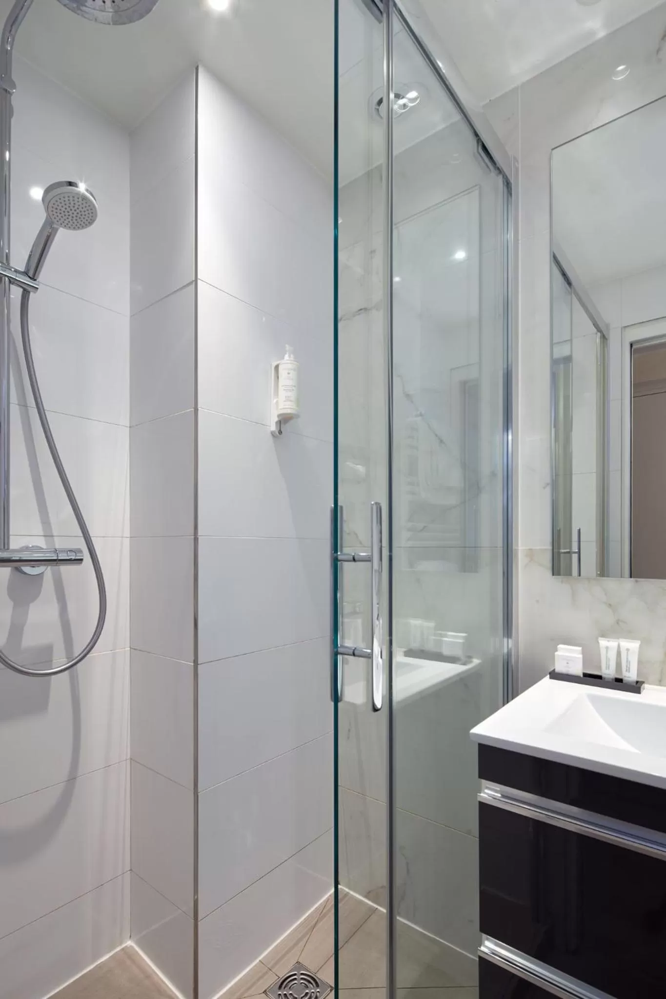 Shower in Hôtel Tourisme Avenue