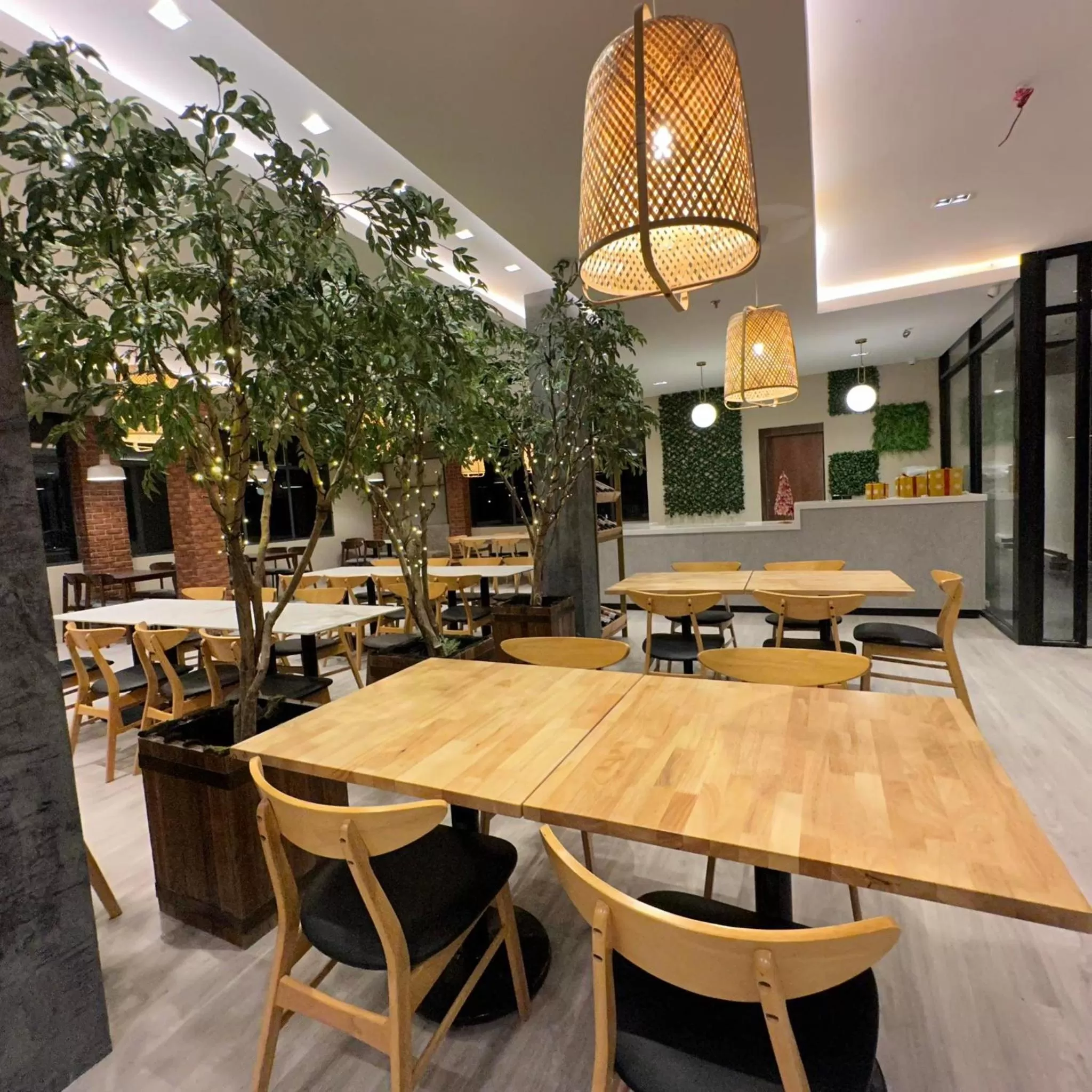 Restaurant/places to eat in West Prime Hotel