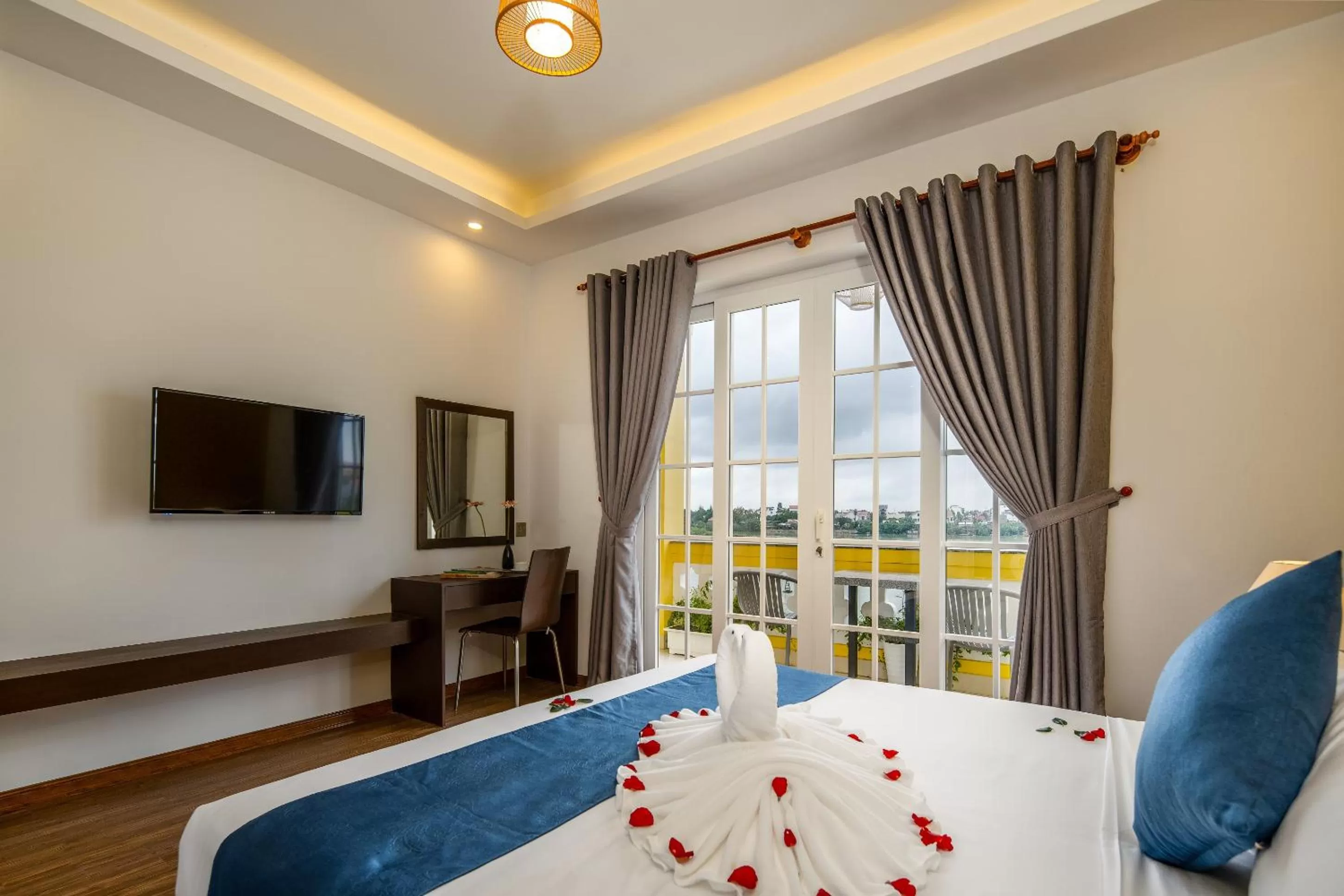 Photo of the whole room in TRIPLE Riverside Villa Hotel HoiAn