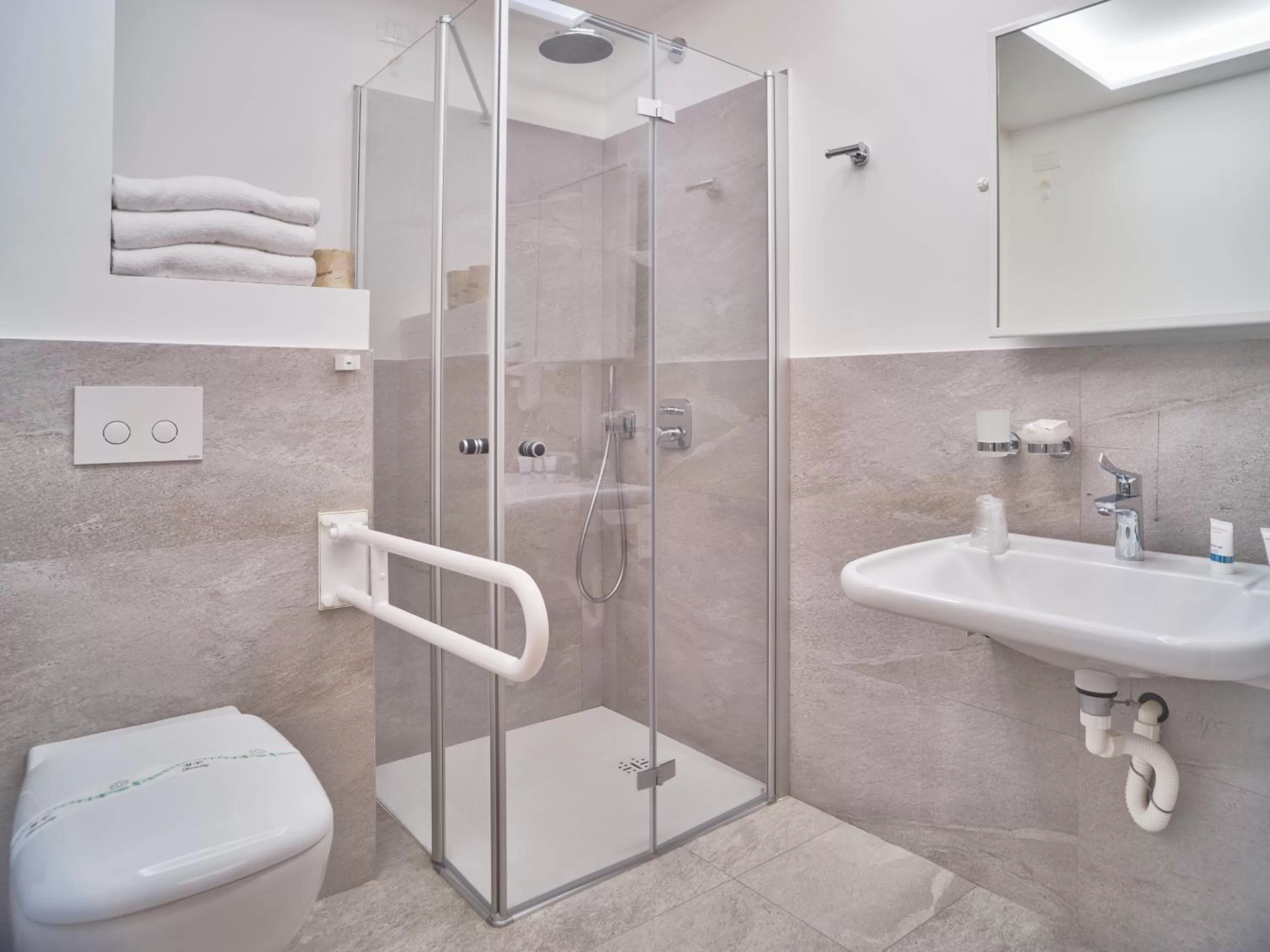 Shower, Bathroom in Hotel Medusa