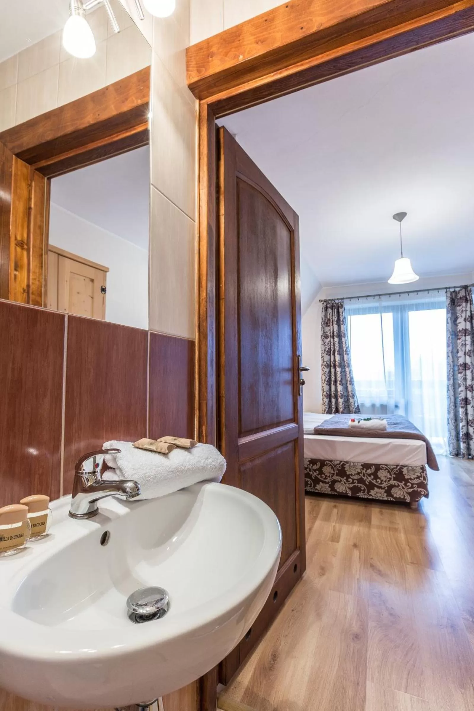 Bathroom, Bed in Willa Baciarka-basen, sauny i jacuzzi