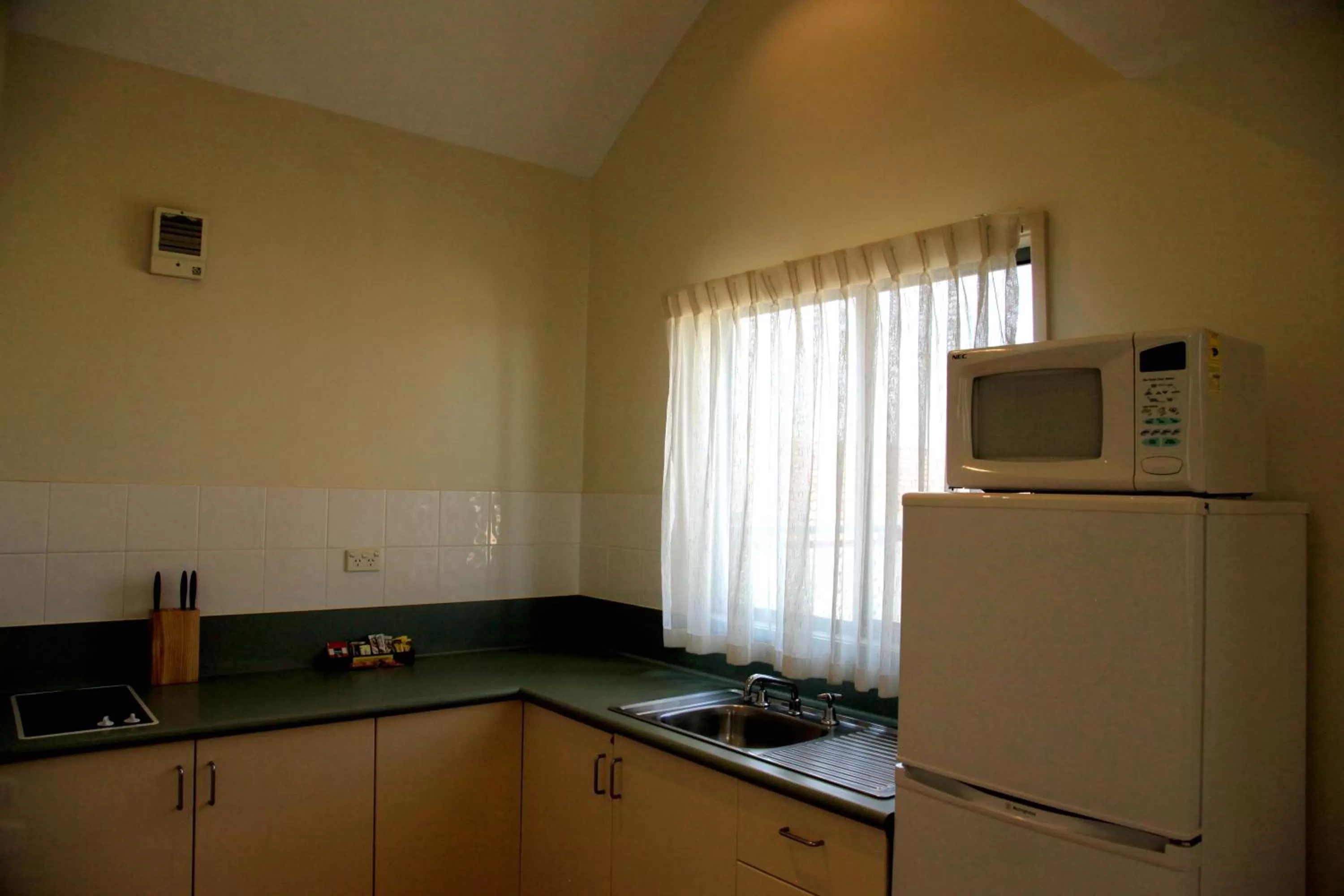 Kitchen or kitchenette in Travellers Motor Village