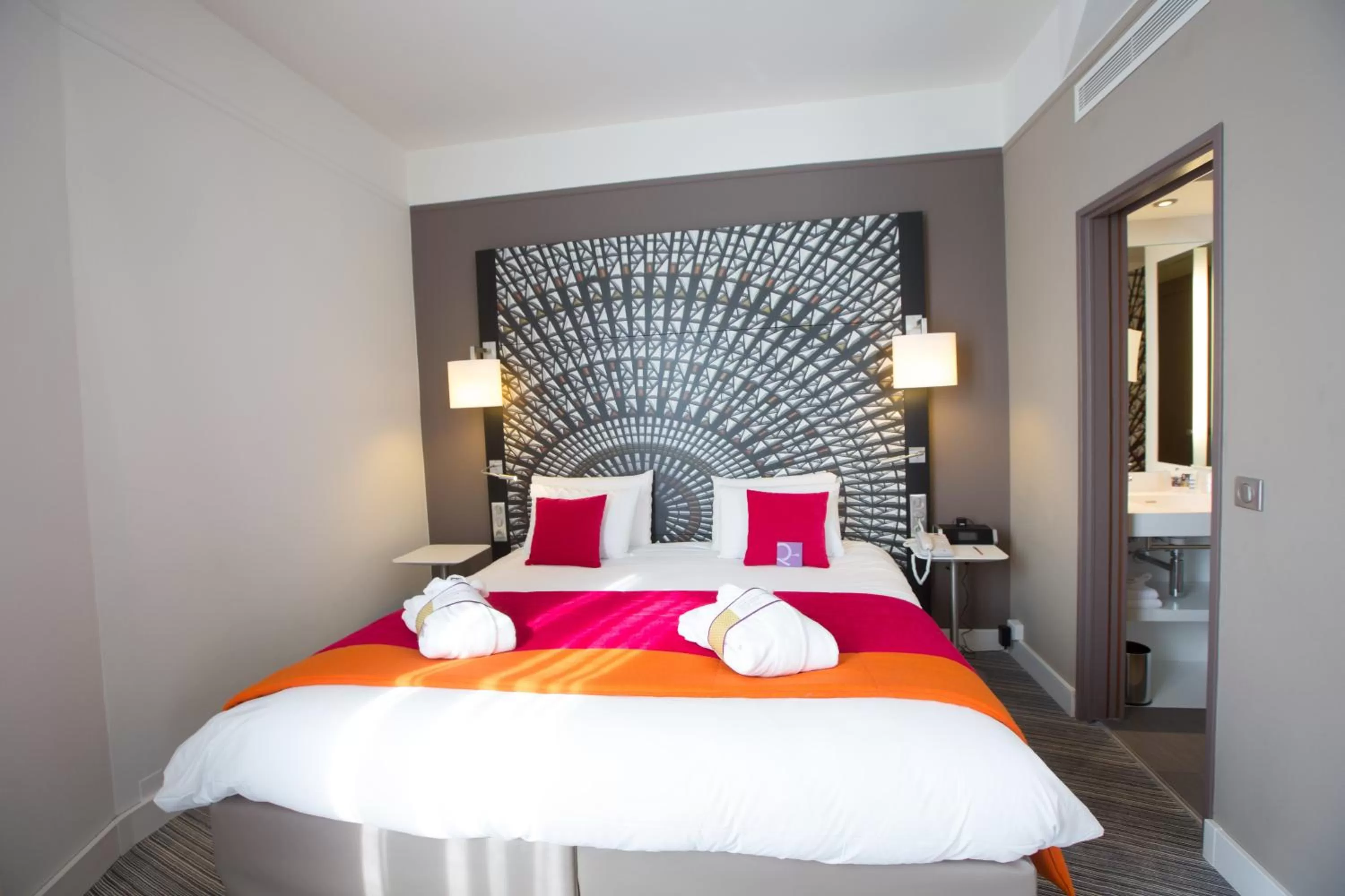 Bed in Mercure Nantes Centre Grand Hotel