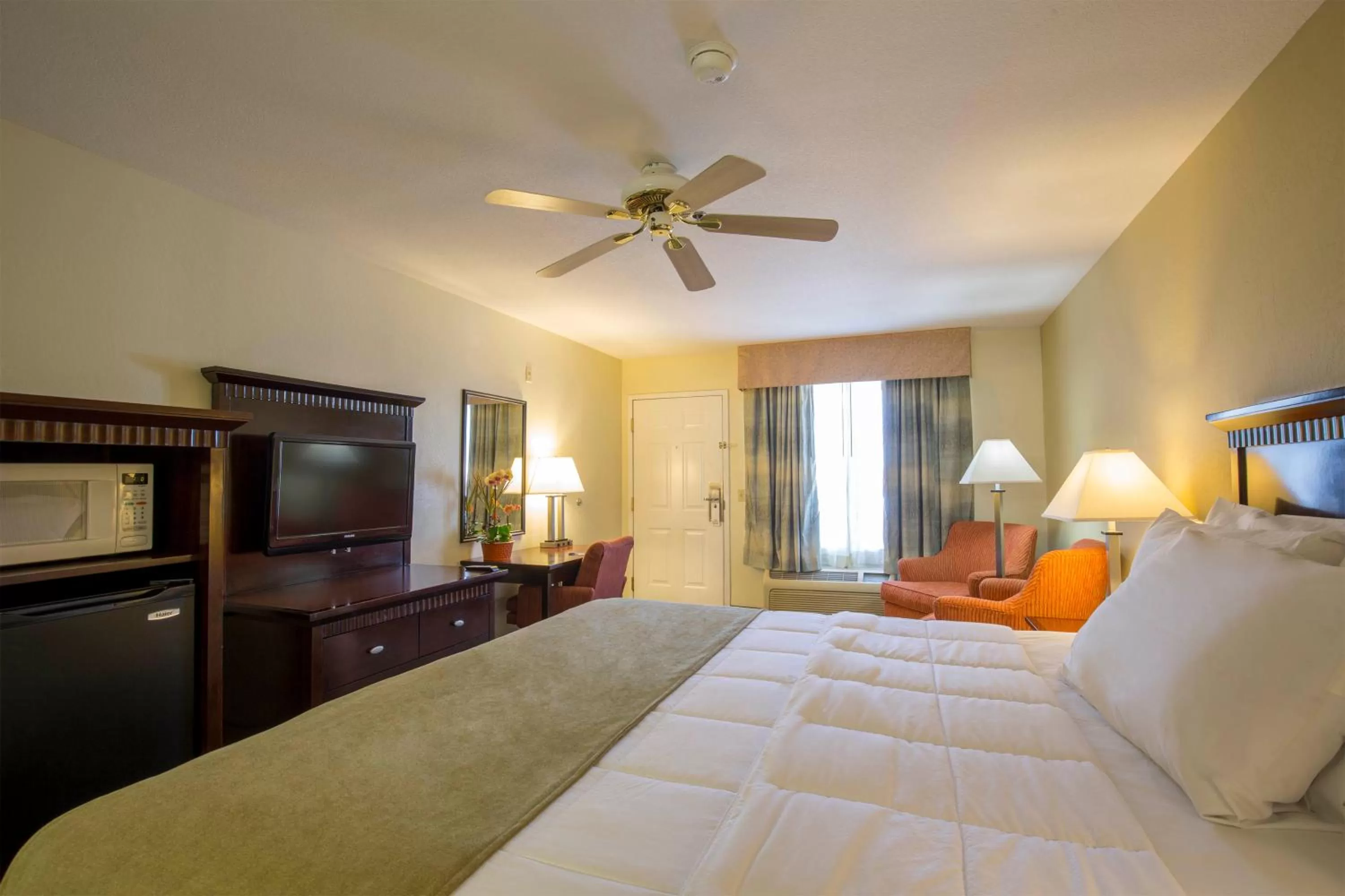 Photo of the whole room, Bed in Brawley Inn