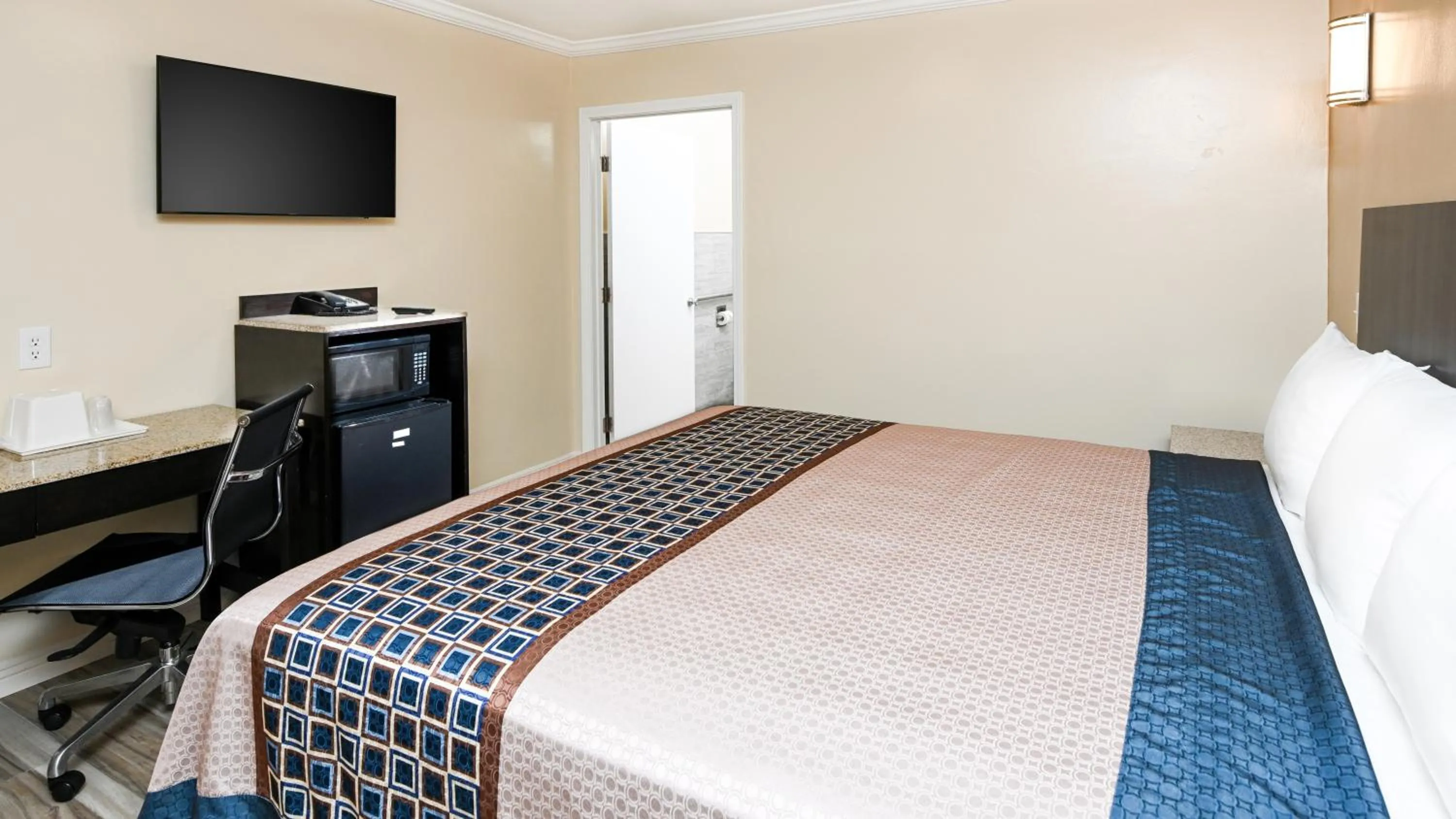 Photo of the whole room, Bed in Sea Rock Inn - Long Beach