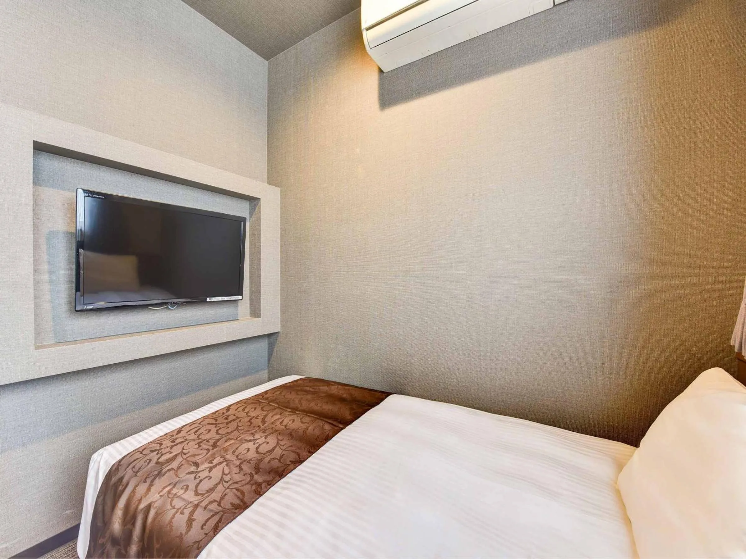 Photo of the whole room, Bed in Hotel Crane Tachibana