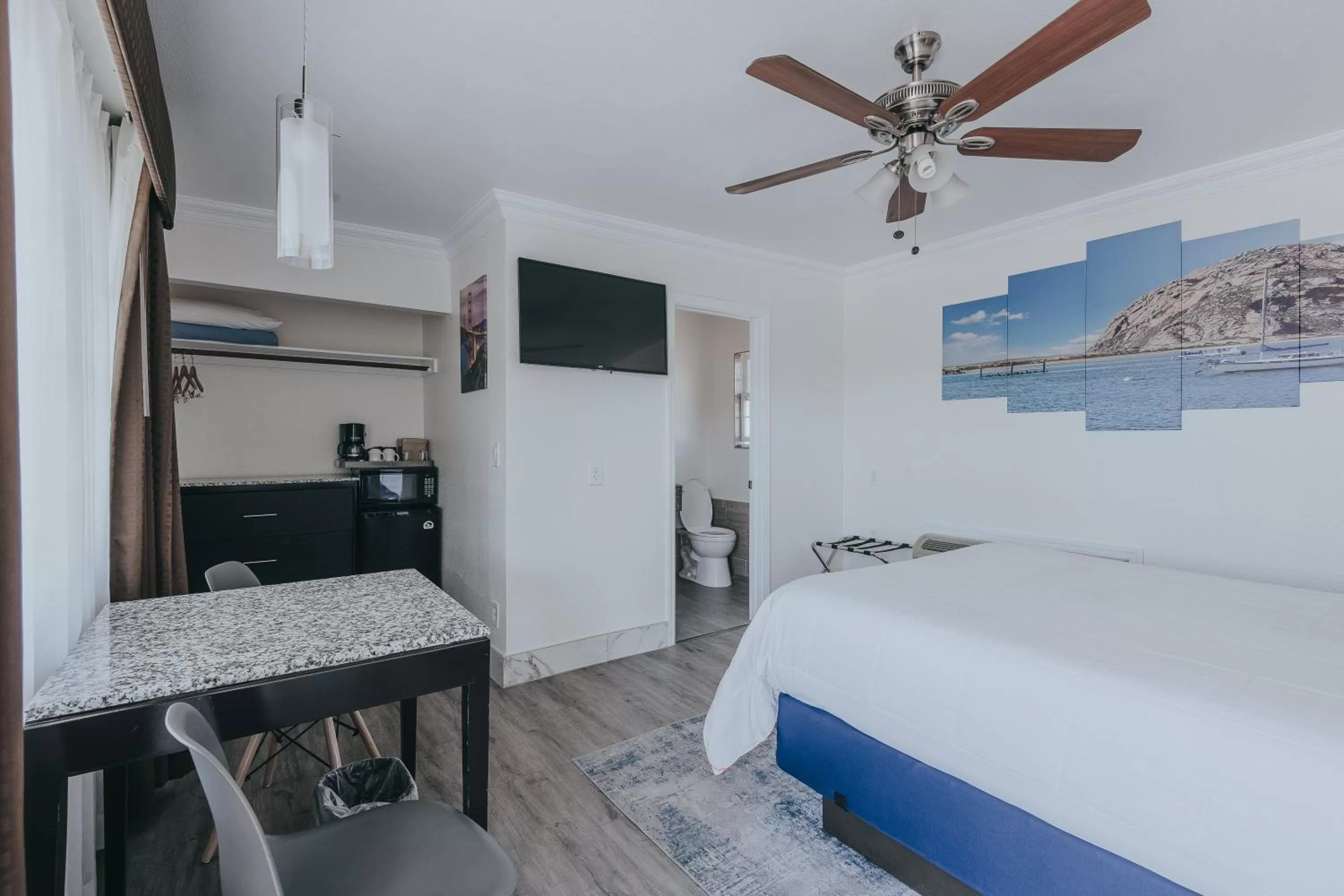 Photo of the whole room, Bed in Sea Air Inn & Suites - Downtown - Restaurant Row