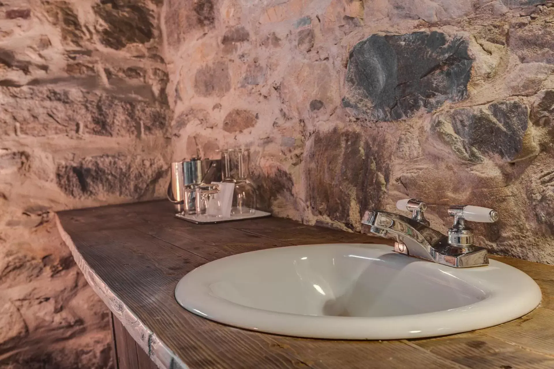 Queen Room in Auberge Nuits de St-Georges Queen Room in Auberge Nuits de St-Georges