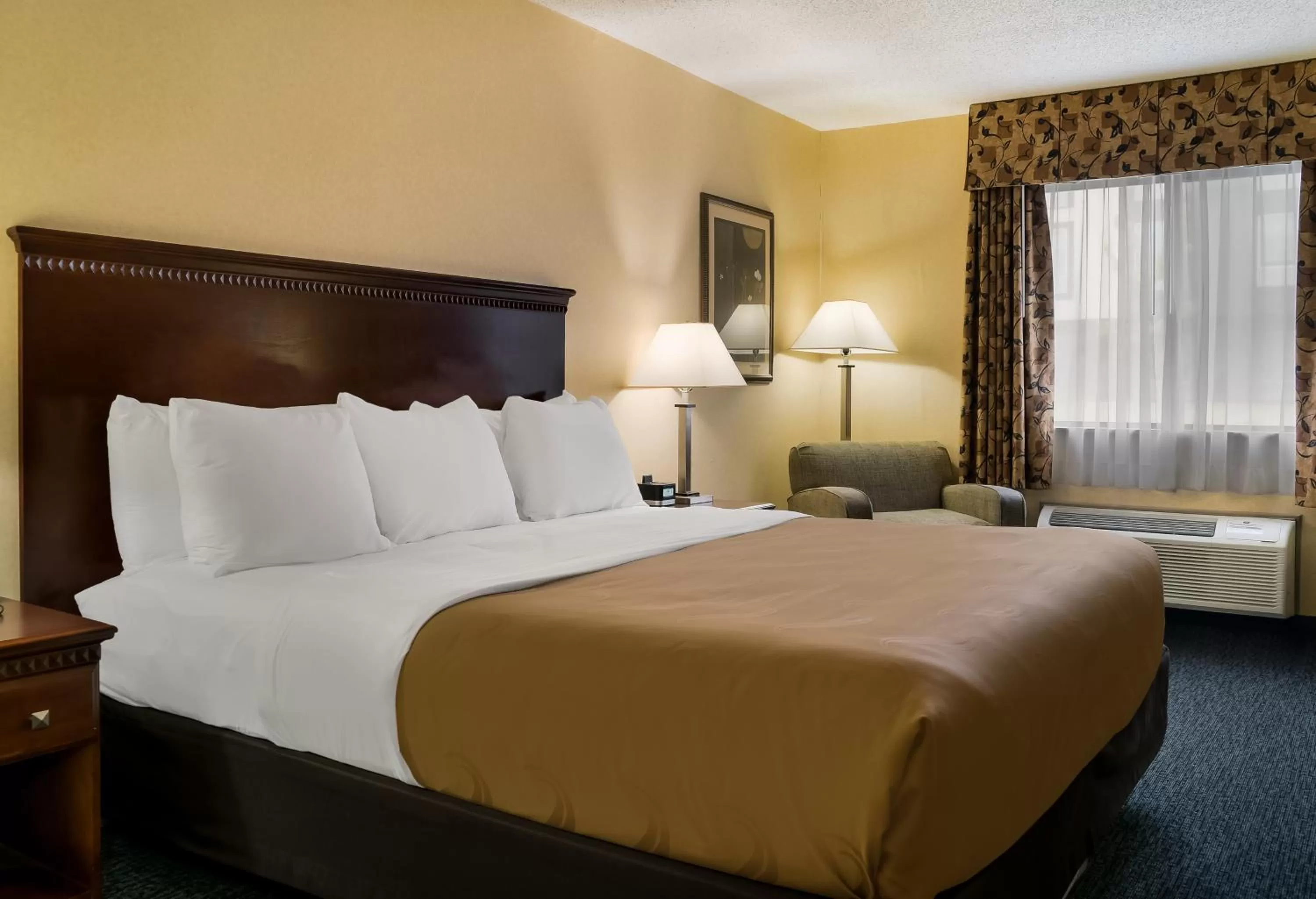 Bed in Quality Inn Grand Blanc - Flint South