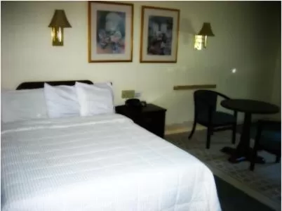 Bed in Inn at Arbor Ridge Hotel and Conference Center