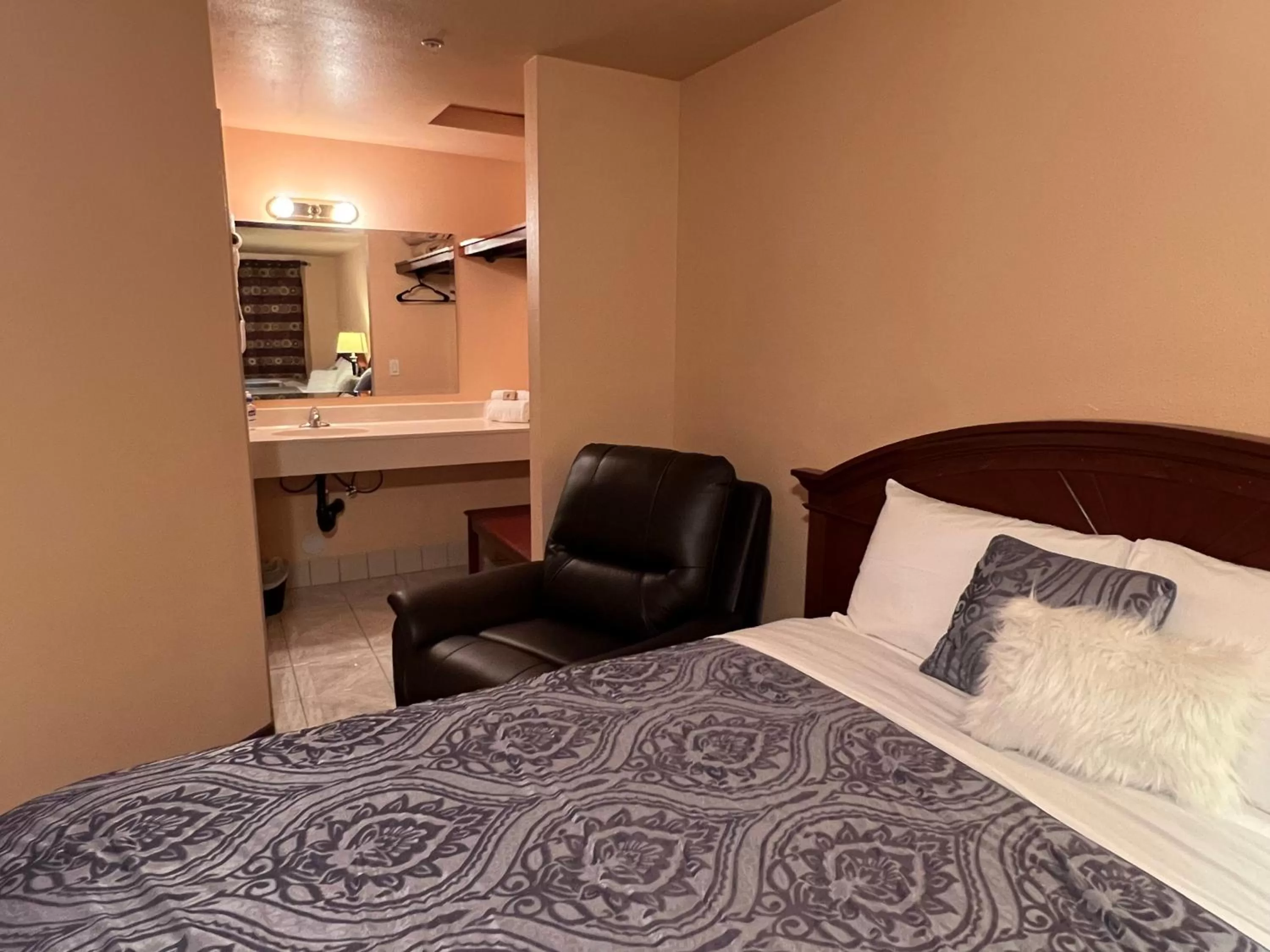 Bed in Frazier View Motel