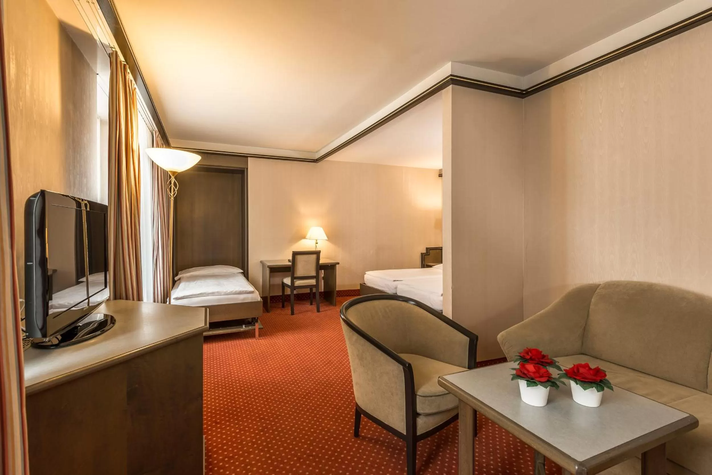 Photo of the whole room, Bed in Hotel Monopol Luzern