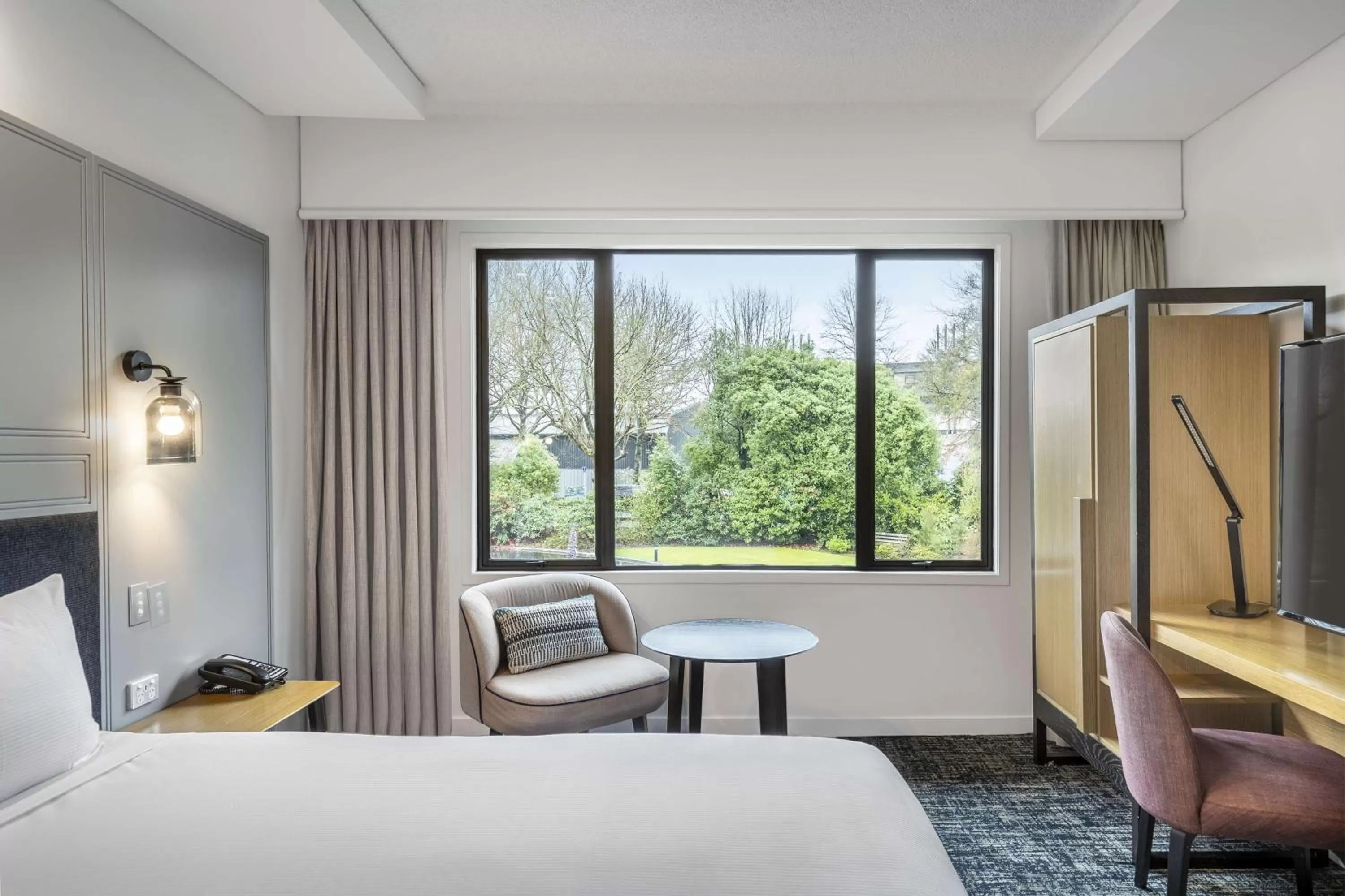 Bedroom, Bed in Chateau On The Park - Christchurch, A Doubletree By Hilton