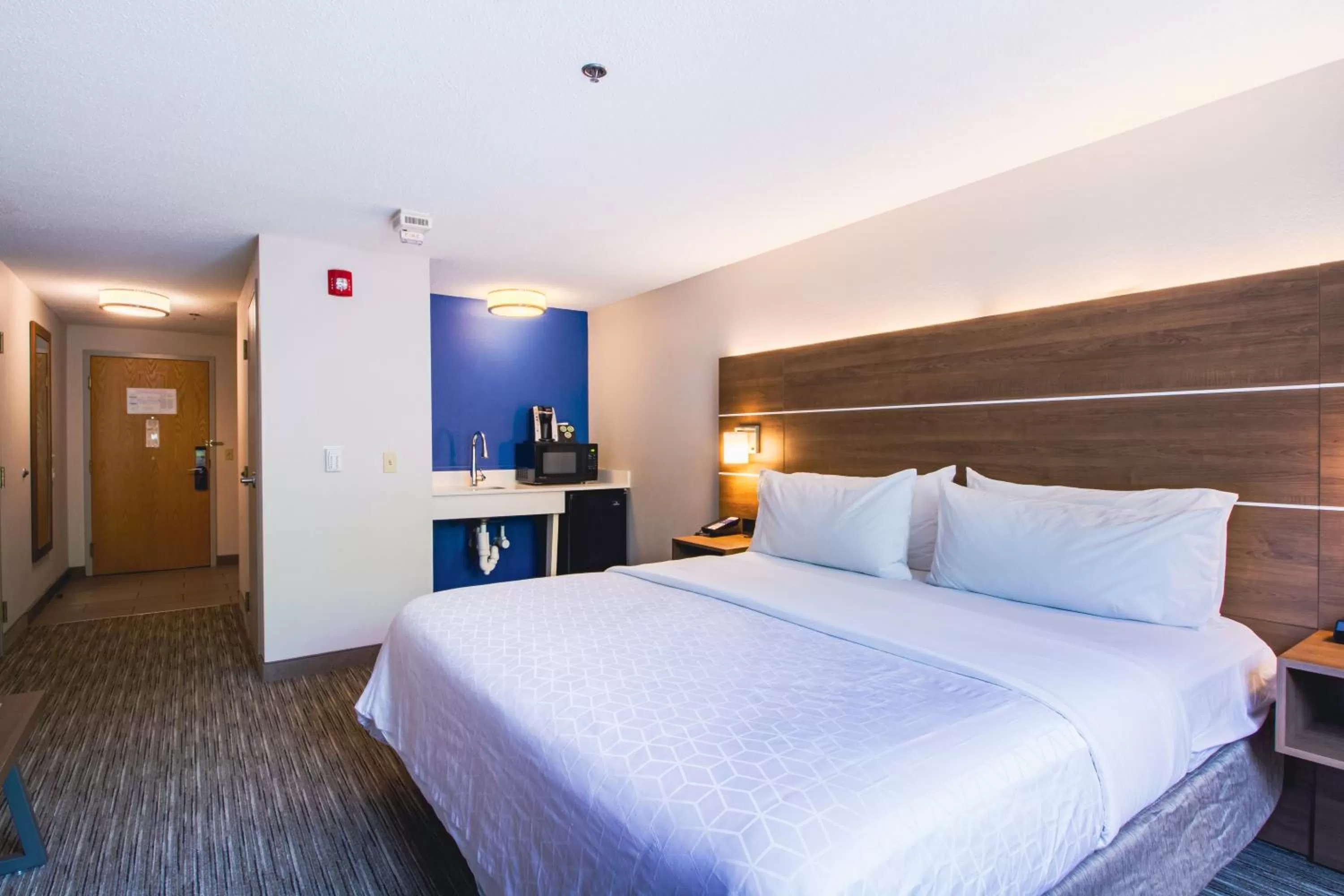 King Room - Disability Access/Hearing Accessible in Holiday Inn Express & Suites - Lincoln East - White Mountains, an IHG Hotel