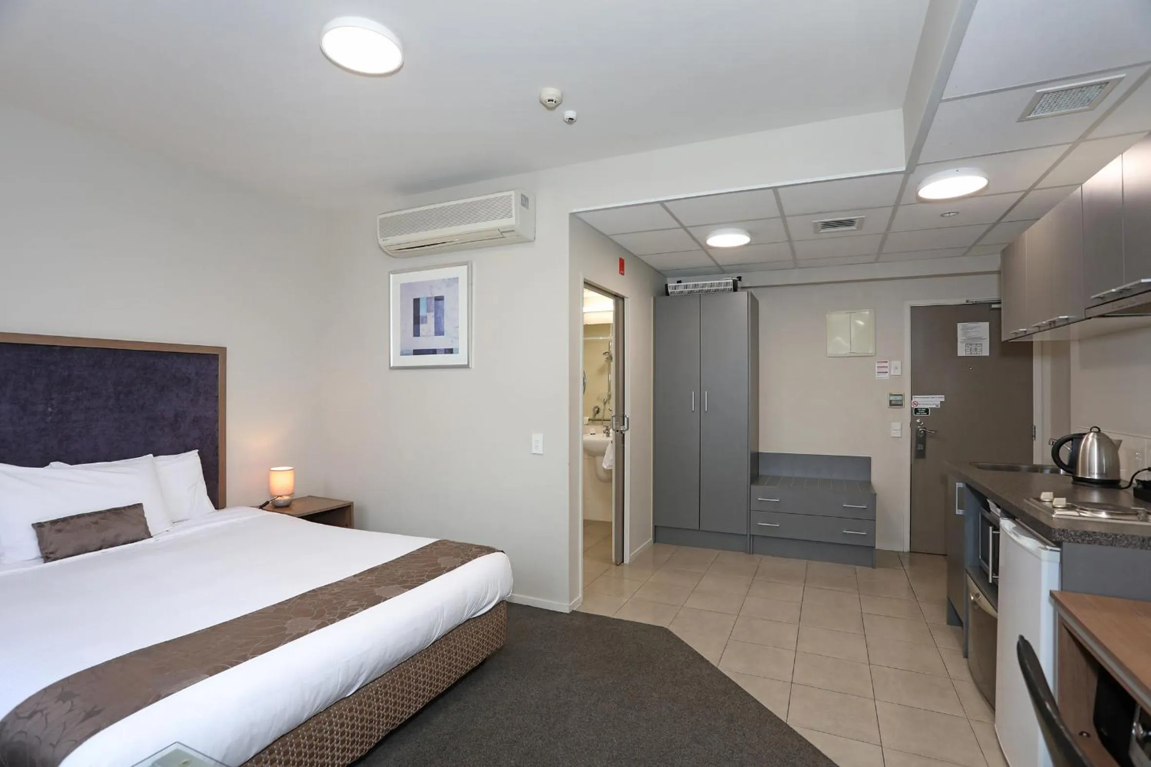 Bedroom, Bed in Quality Suites Central Square