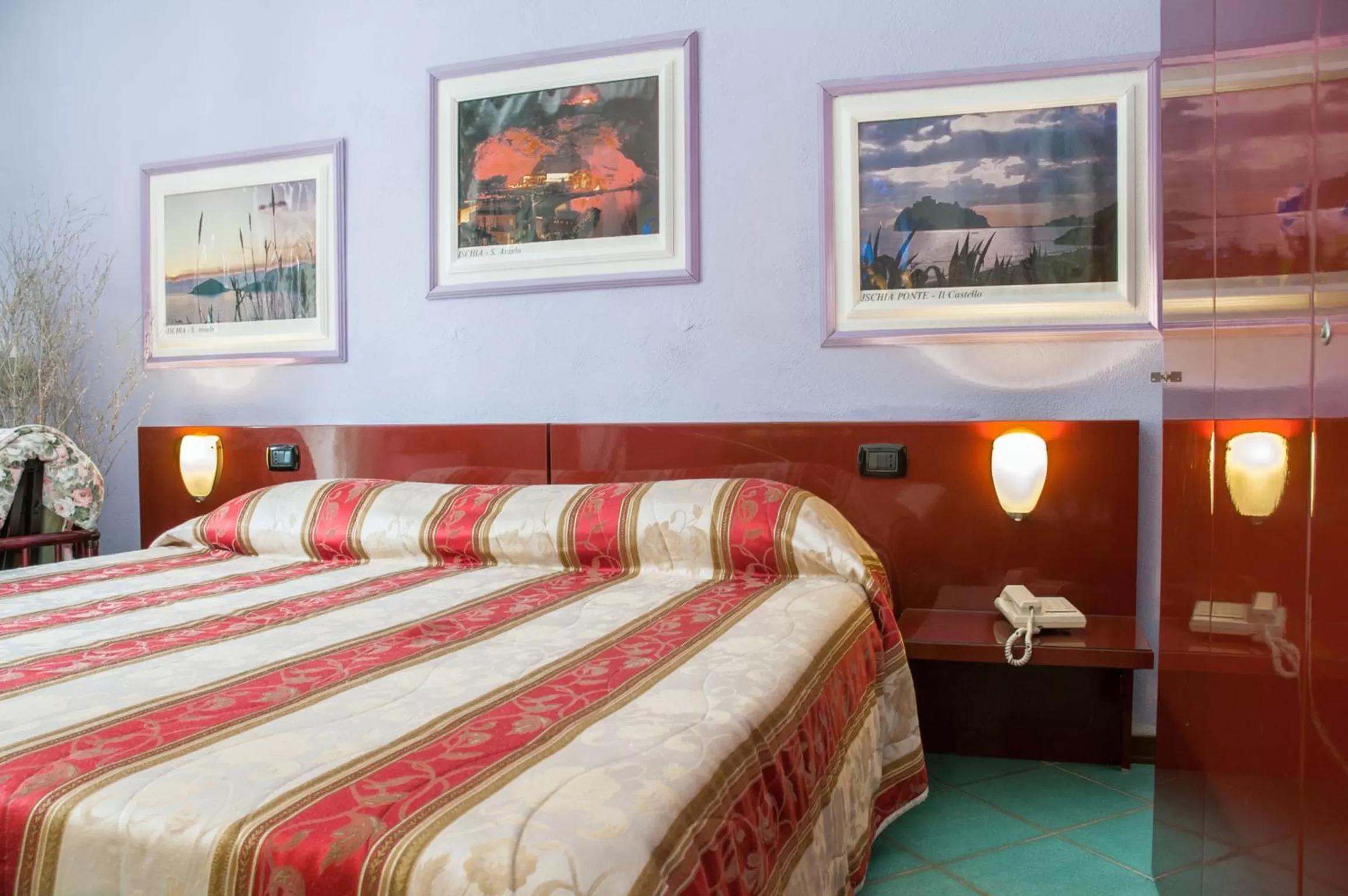 Shower, Bed in Hotel Annabelle